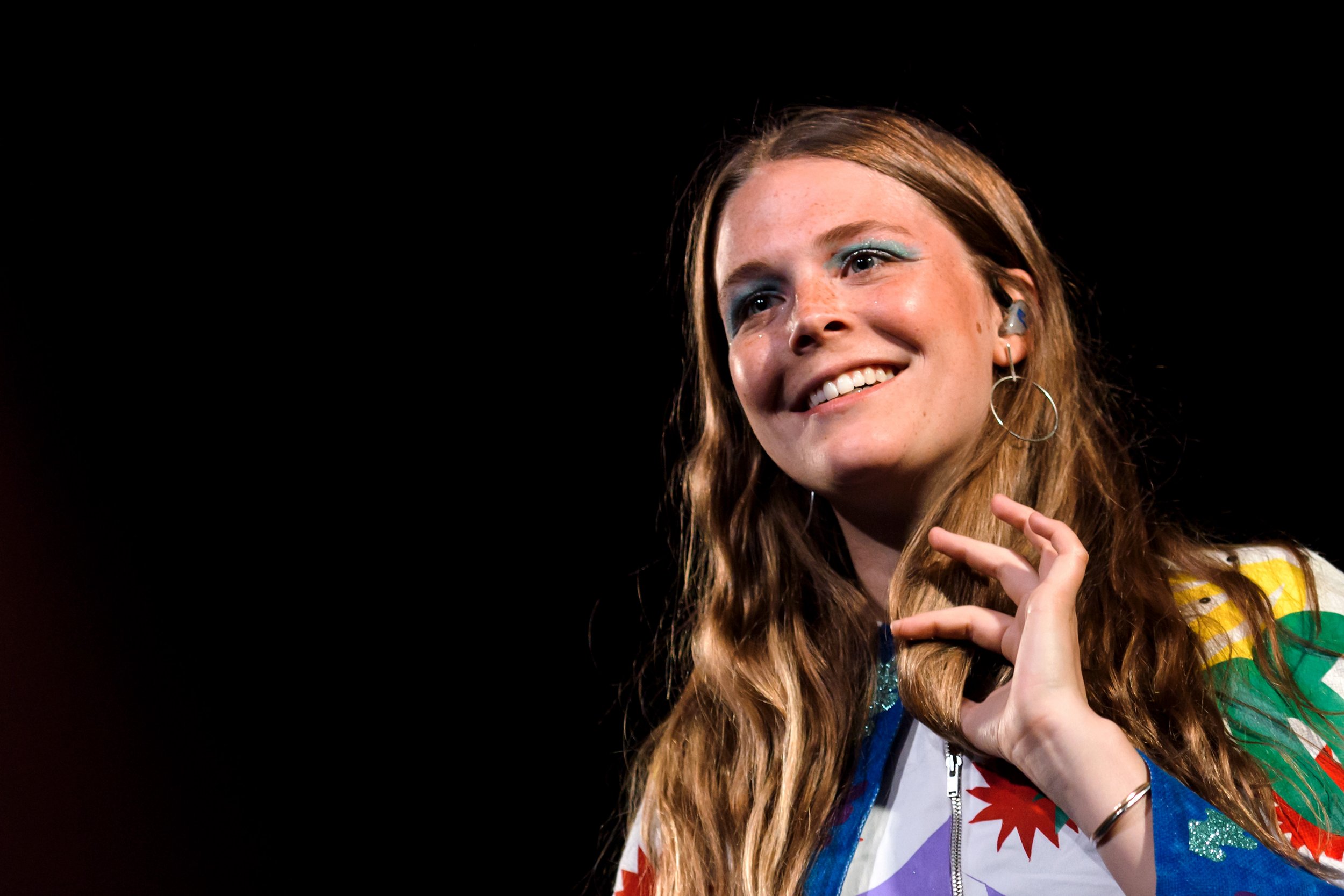 Maggie was happy she had. Maggie Rogers. Light on Maggie Rogers. Мэгги Рейли фото. Satellite Maggie Rogers.