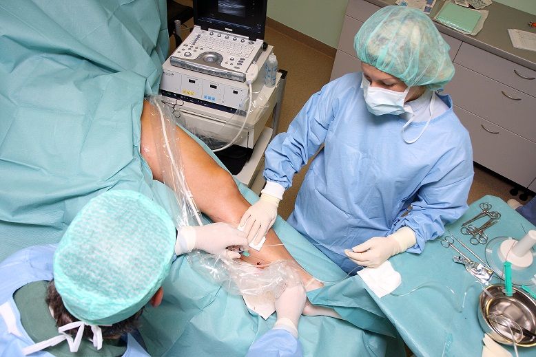 Surgeons_during_a_leg_operation