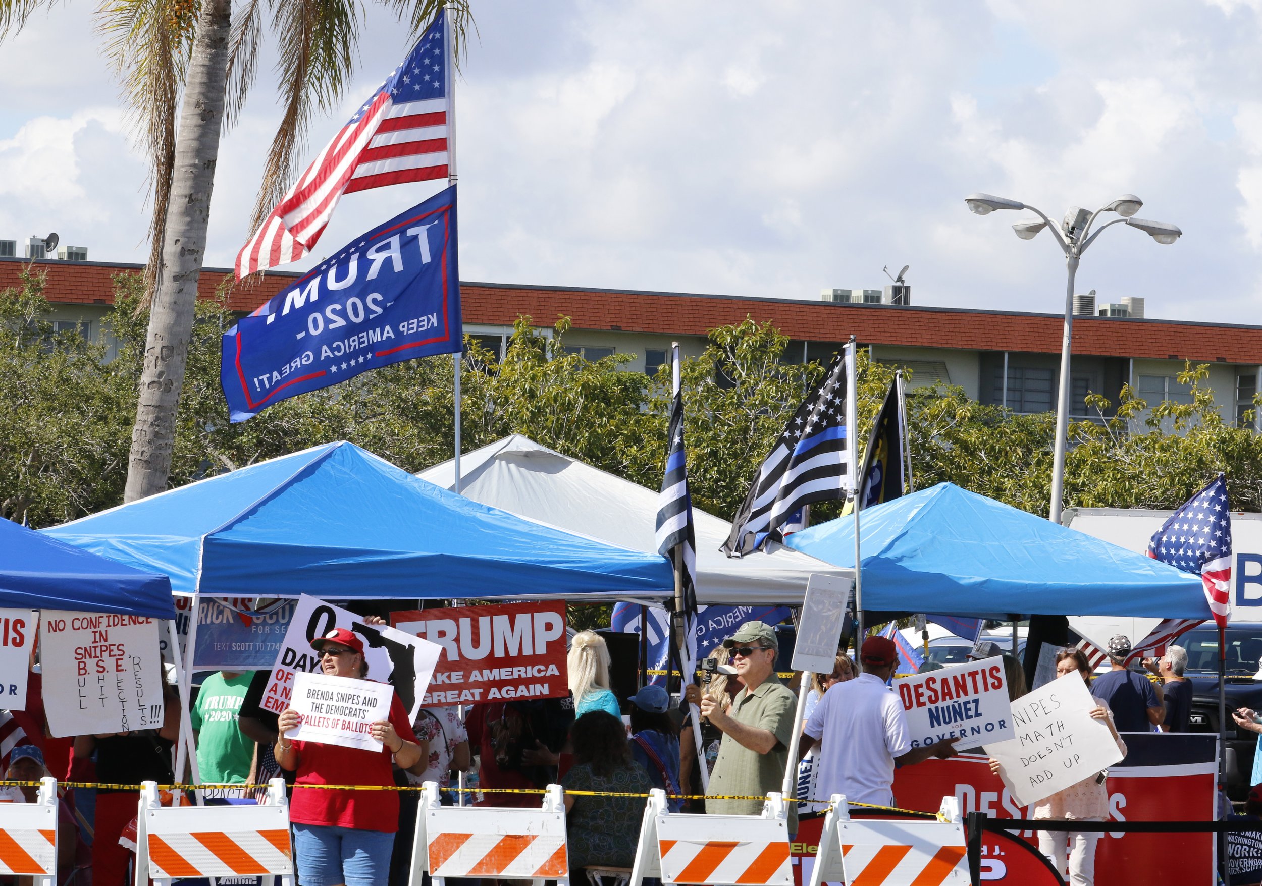 Video: Florida Pro-Trump Protesters Chant 'Fake News' in Chaotic MSNBC ...