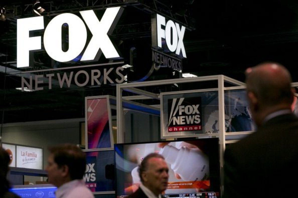 Fox News supports CNN, Jim acosta, Sean Hannity
