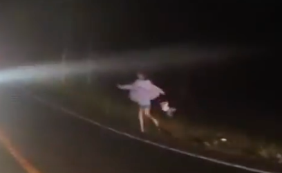 佛罗里达妇女在交通中滴下婴孩 Florida Woman Drops Baby In Traffic
