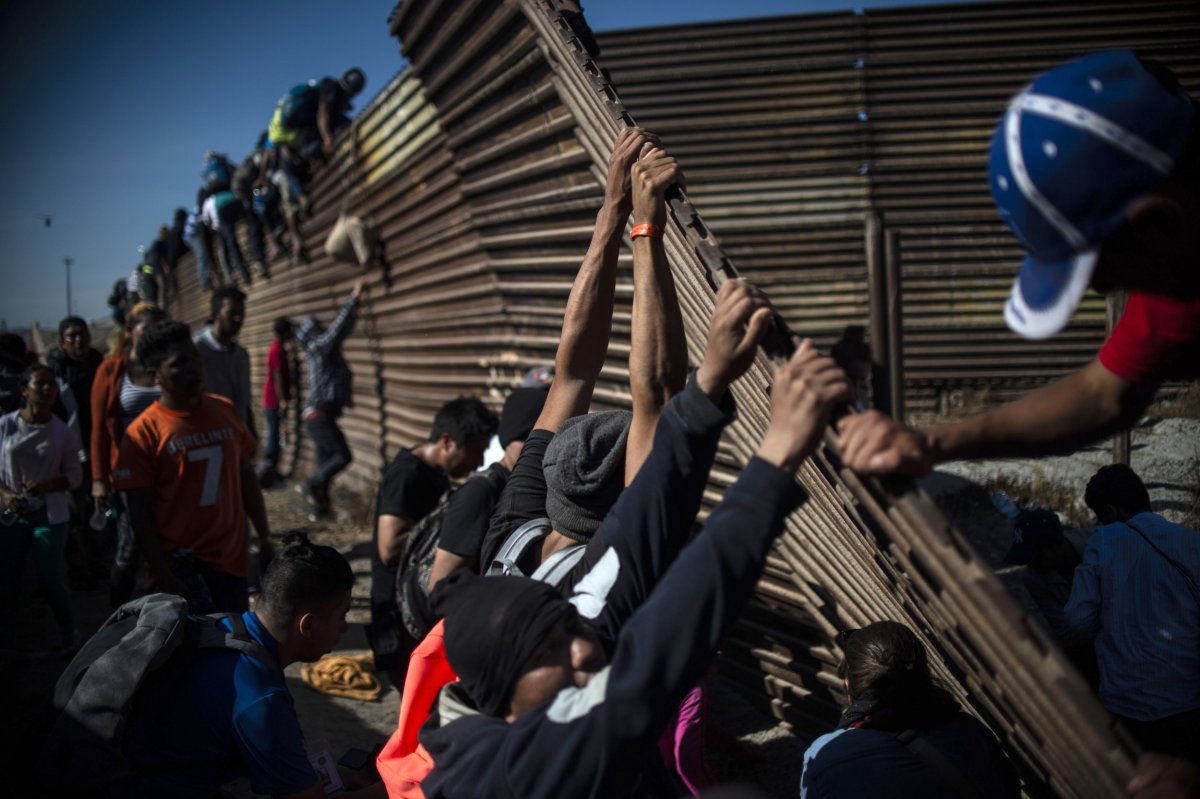 migrant caravan trump wall 