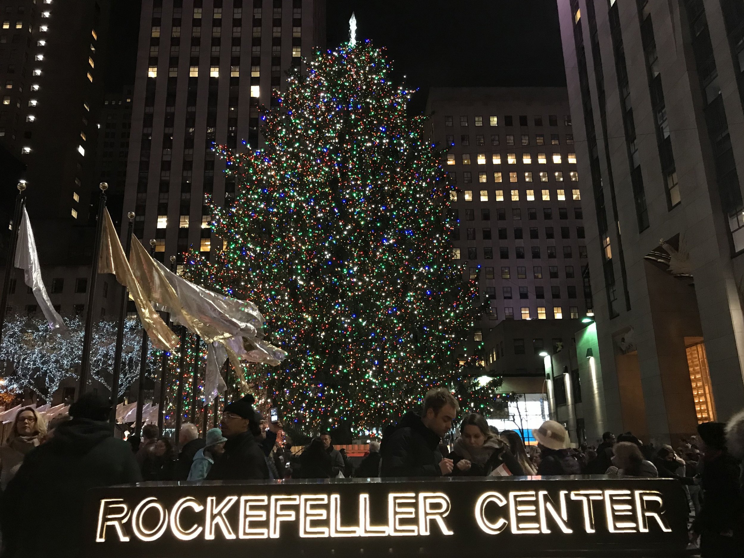 2018 Rockefeller tree lights up New York