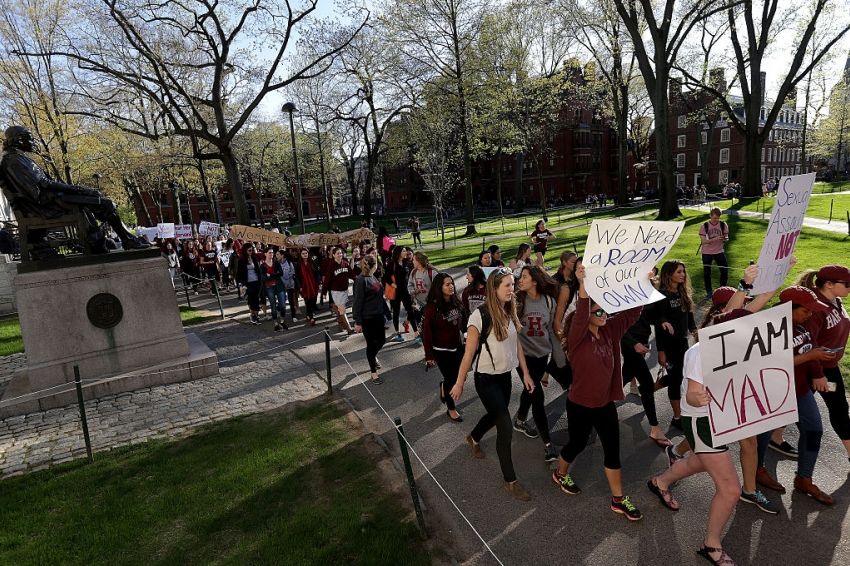 photo_90133_landscape_850x566 Harvard students protest single six policy ad clubs