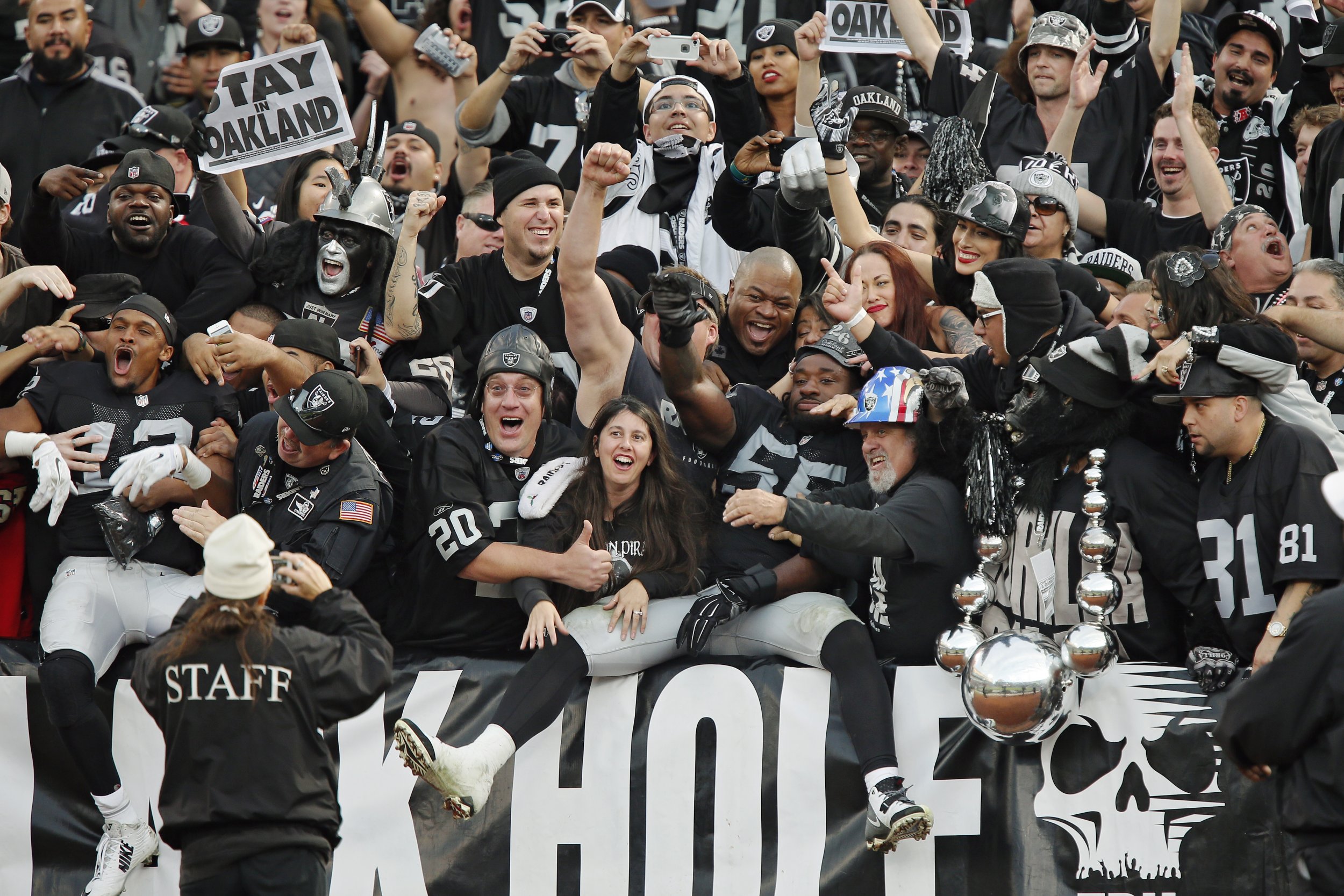 oakland raider fans black hole