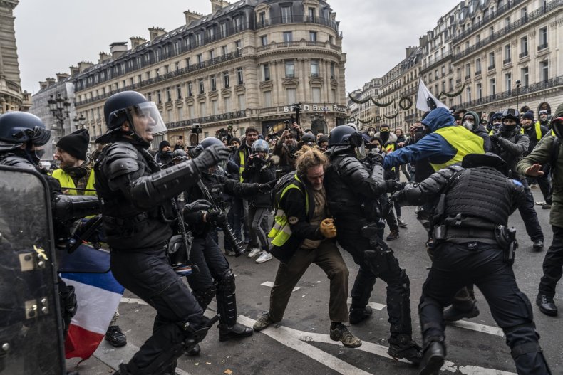 Gilets jaunes France protests Paris police yellow vests