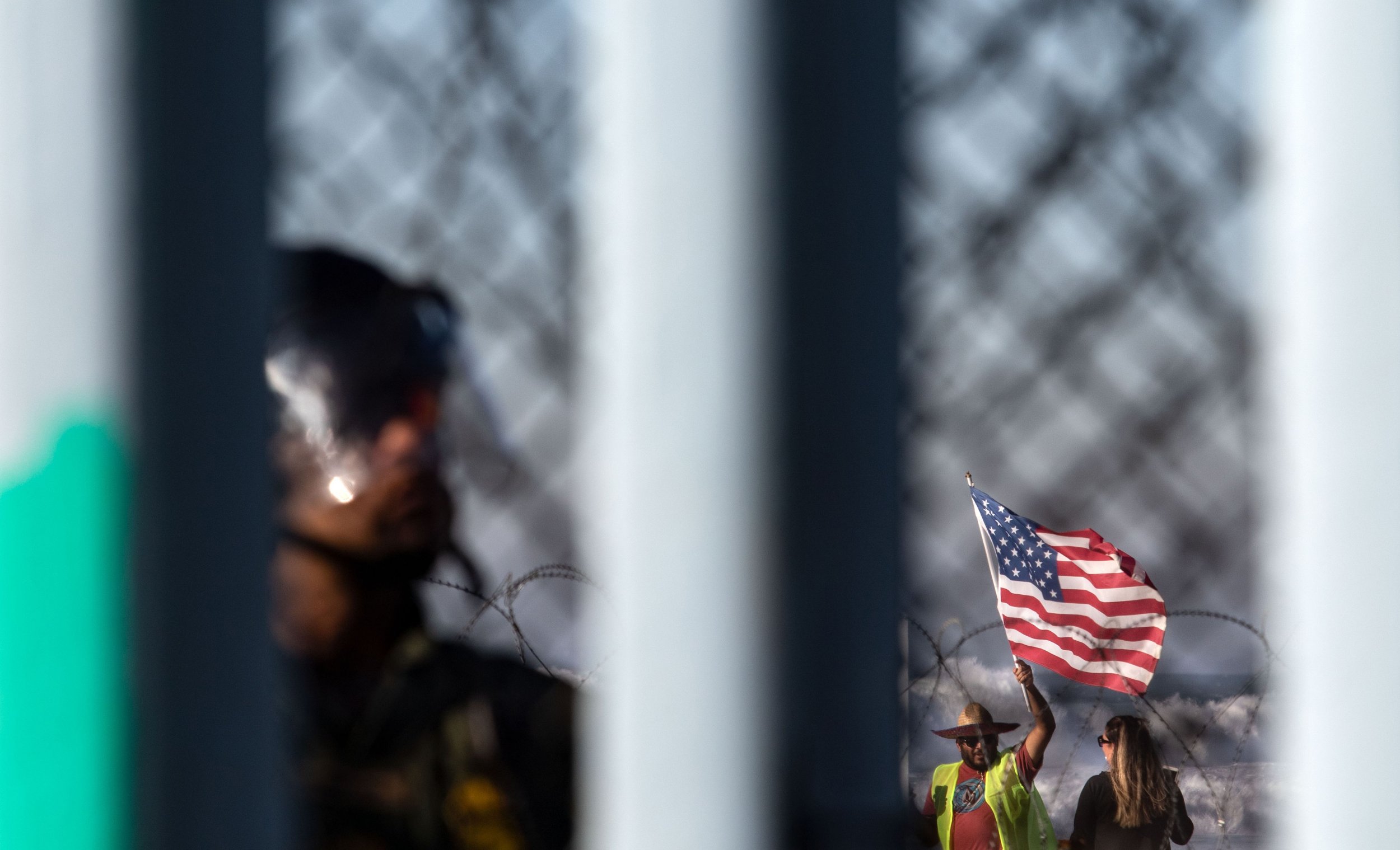 congressman-refugess-cage-border-agents-GettyImages-1074000270