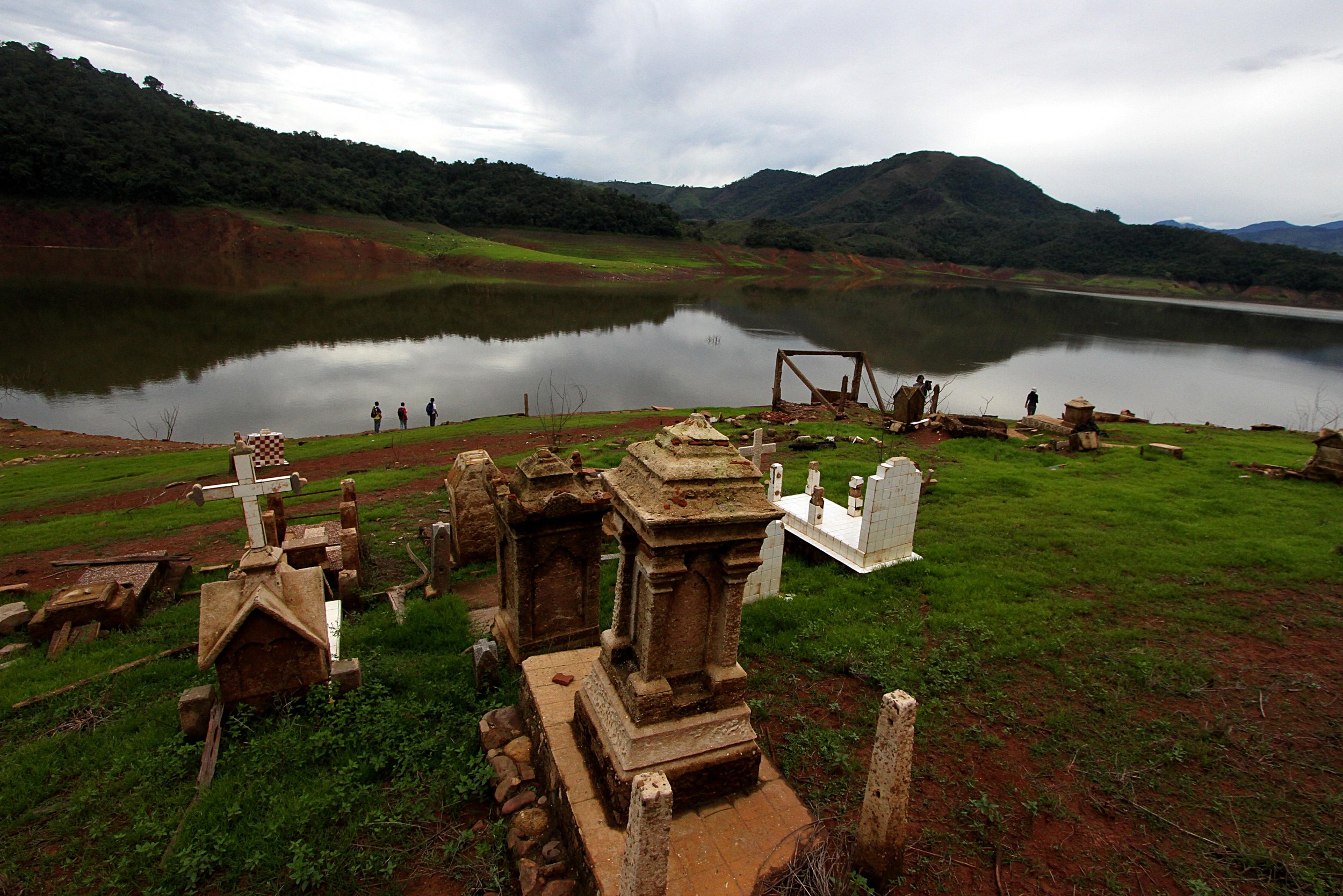 venezuelans-desecrate-cemeteries-and-graves-to-sell-valuables-human