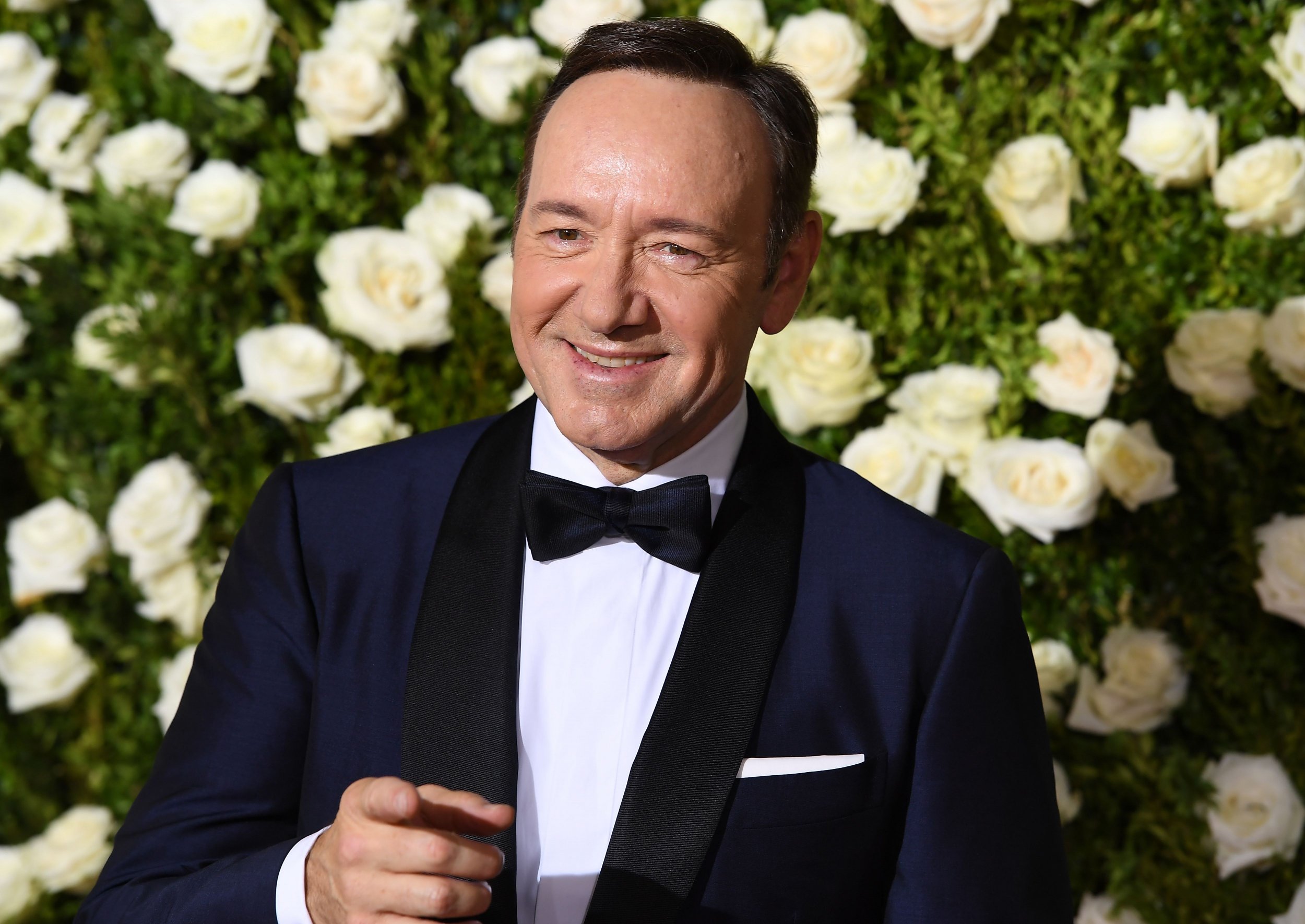 Kevin Spacey Gives Paparazzi Pizza
