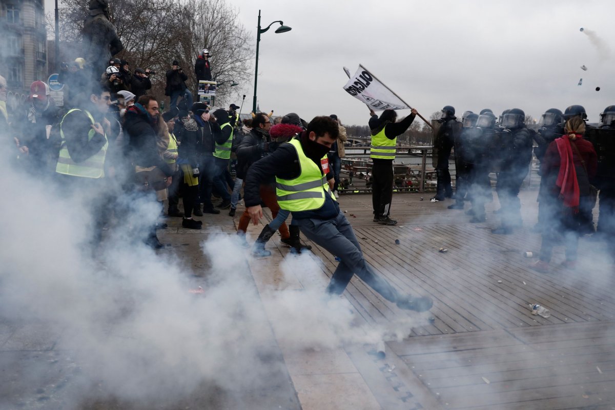 Yellow vests gilets jaunes protest tear gas Paris