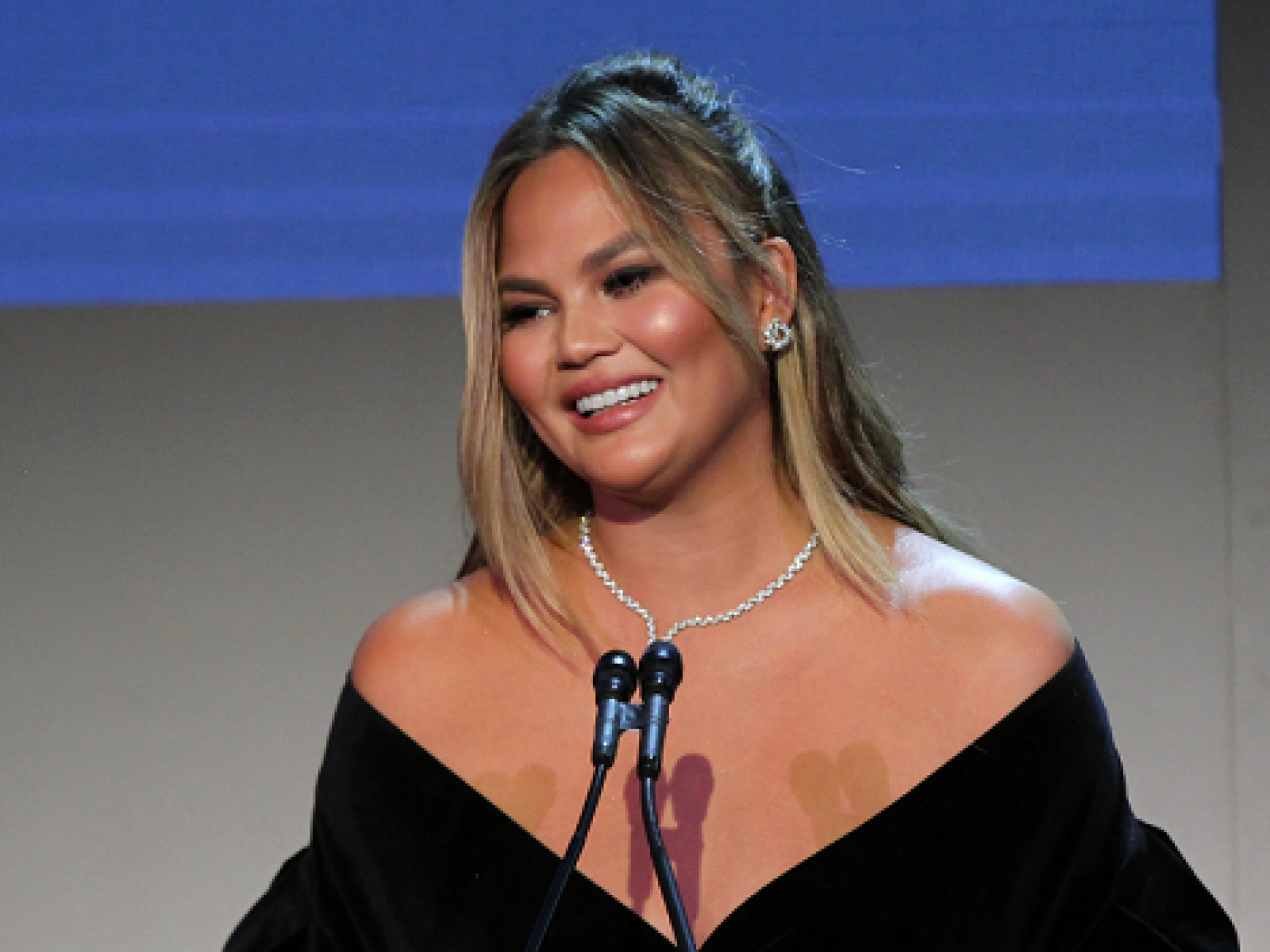 Chrissy Teigen Says F K R Kelly On Twitter After John Legend Slammed Singer On Lifetime Documentary
