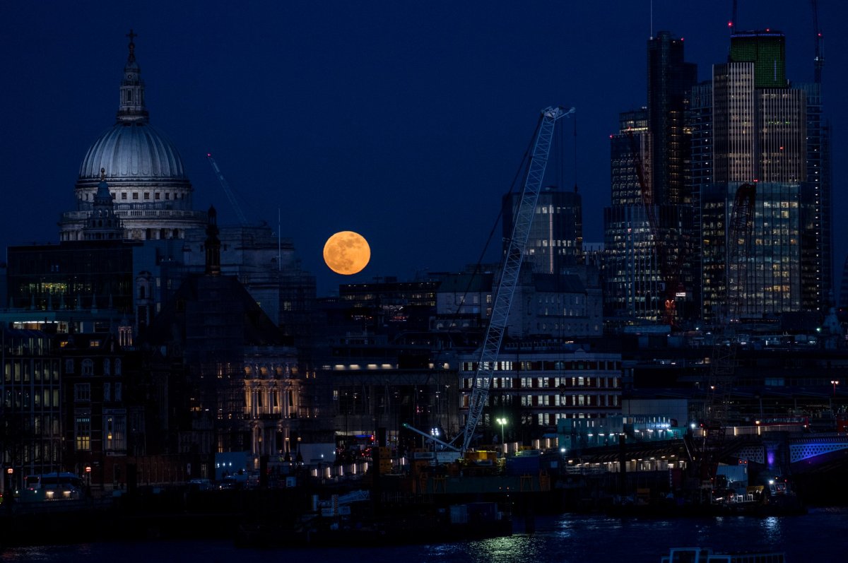 supermoon photo over london