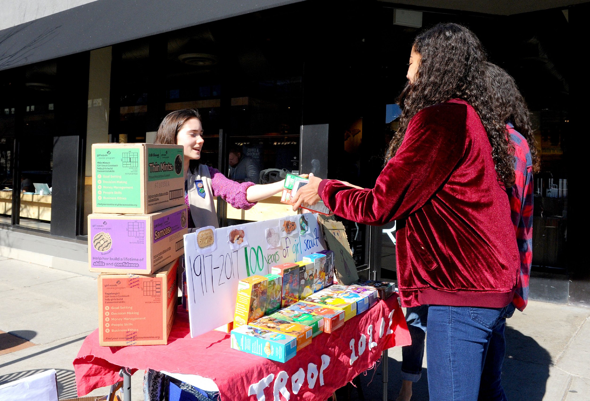 Thief Steals 1k From Girl Scouts Selling Cookies At New Jersey Mall