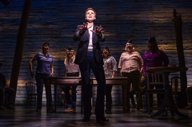 [4]_Jenn Colella and the cast of COME FROM AWAY, Photo by Matthew Murphy, 2017 (1)