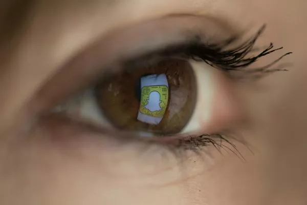 snapchat logo in eye