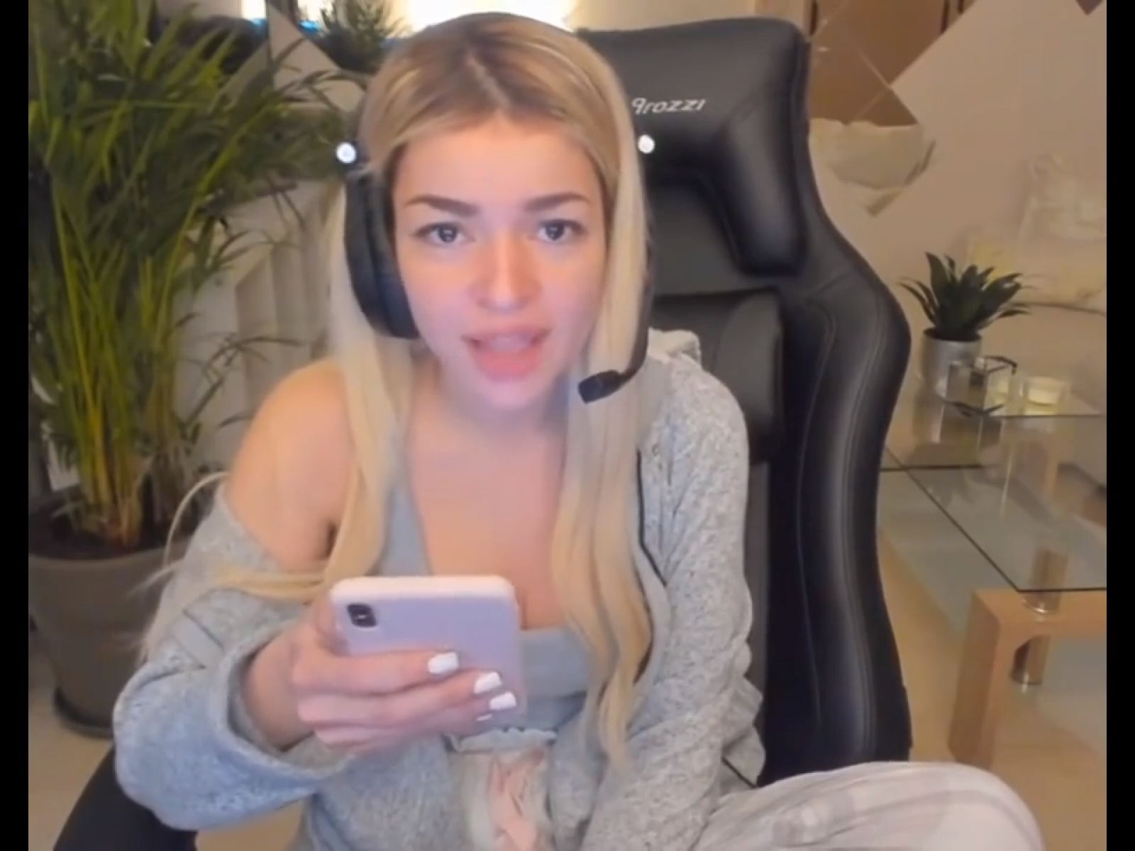 Twitch girl banned video