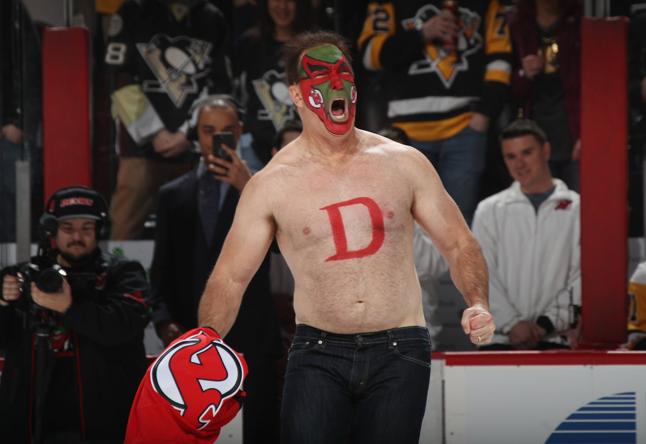 Seinfeld Actor Patrick Warburton Reenacts Famous David Puddy Scene ...