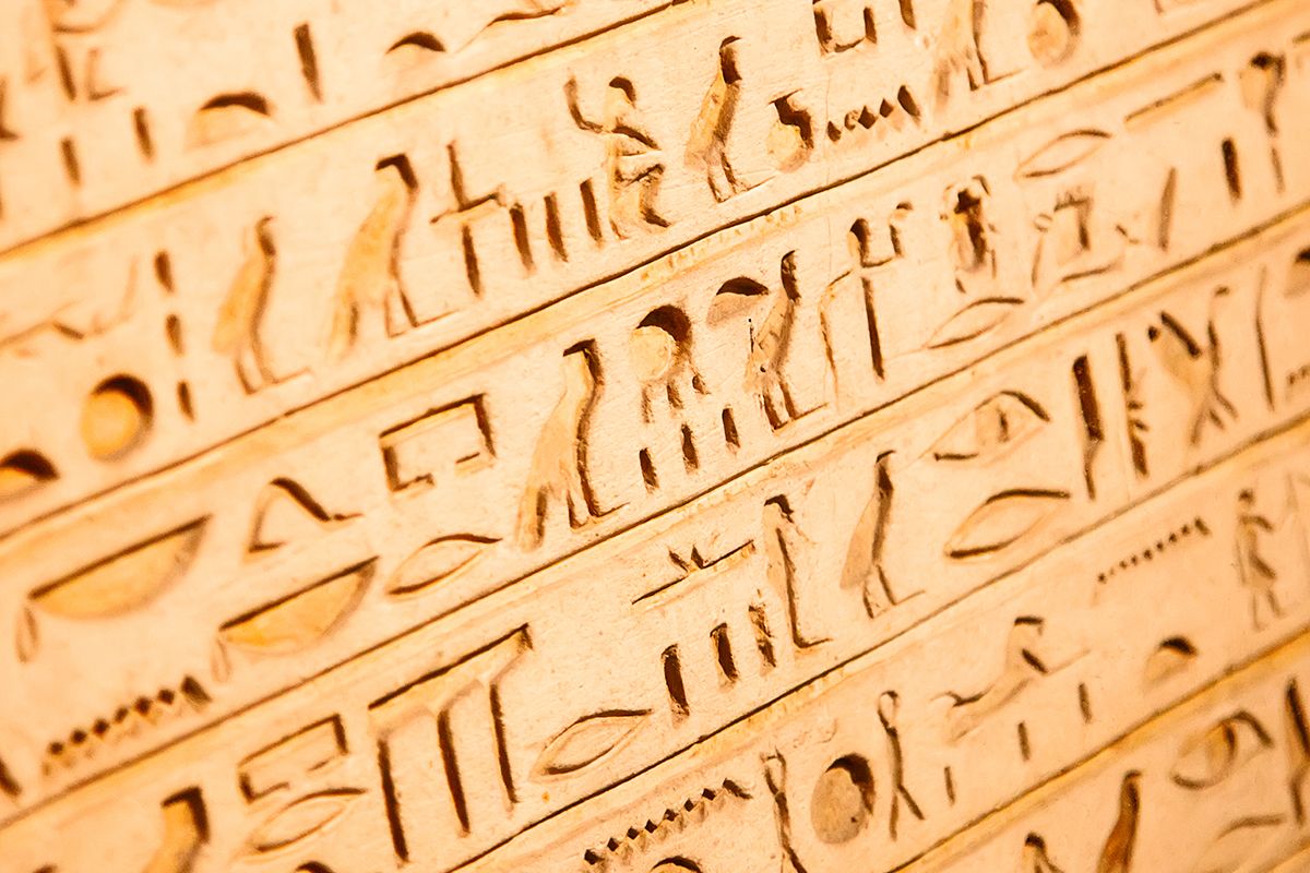 Египетские иероглифы на бумаге