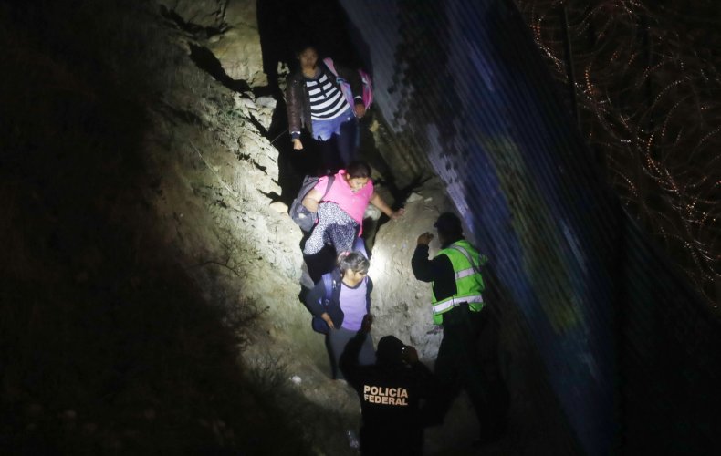 migrant families border crossing