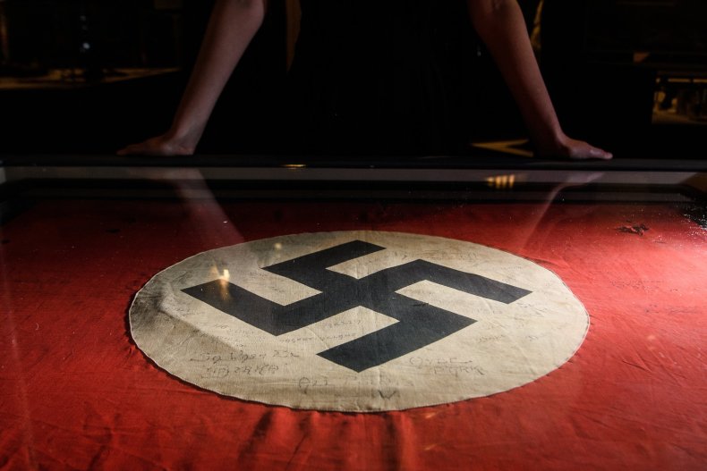 anne frank stepsister eva schloss meet teens nazi salute swastika california