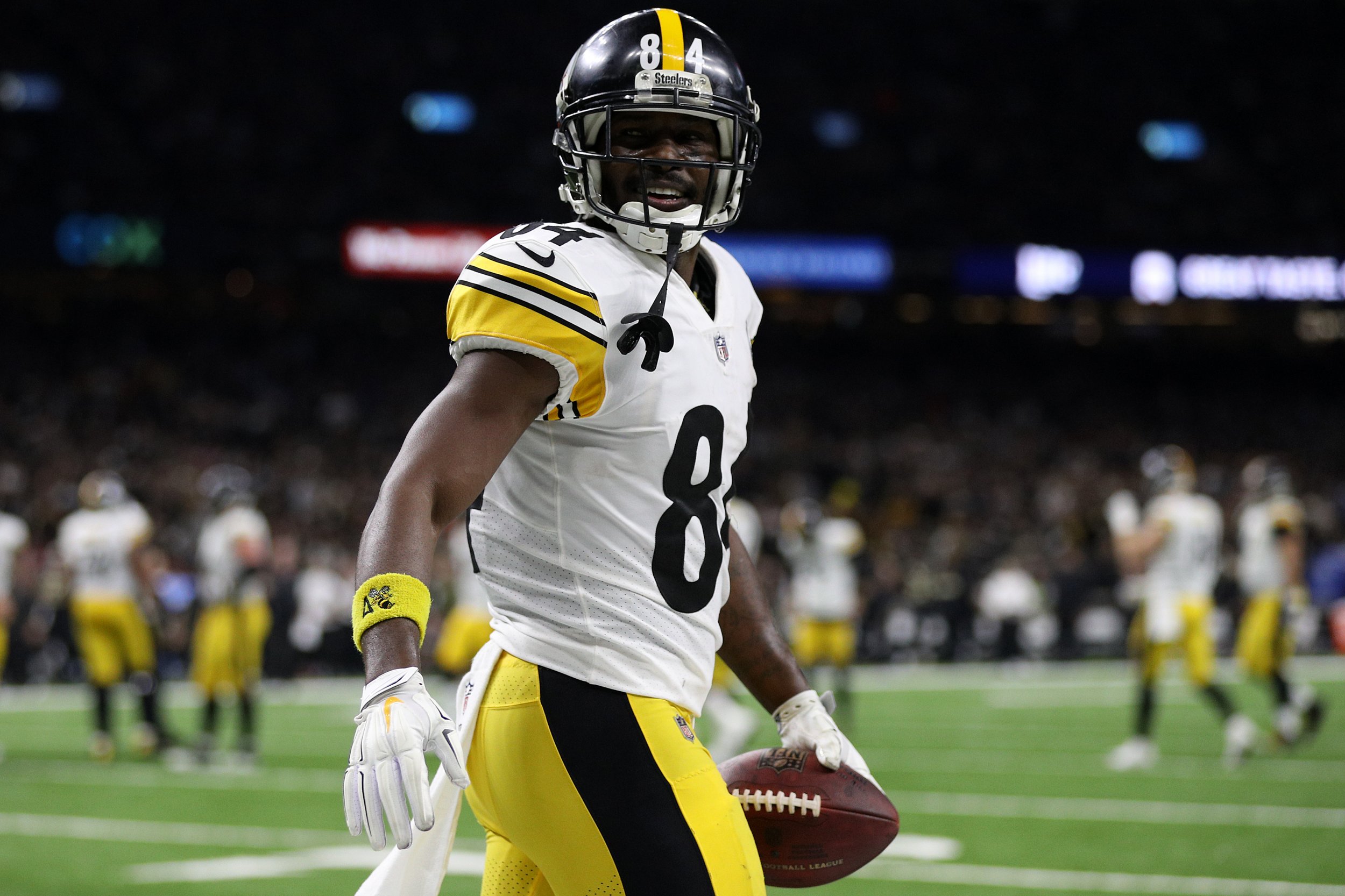 Raiders acquire WR Antonio Brown from Steelers