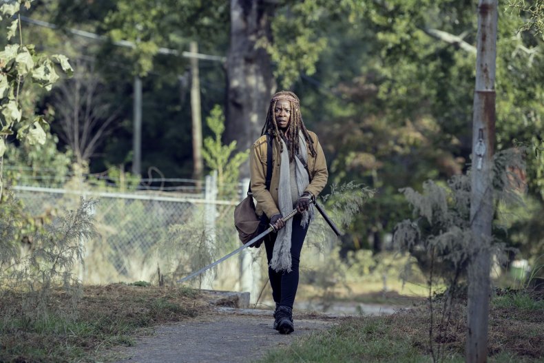 Walking Dead Michonne walking 9x14