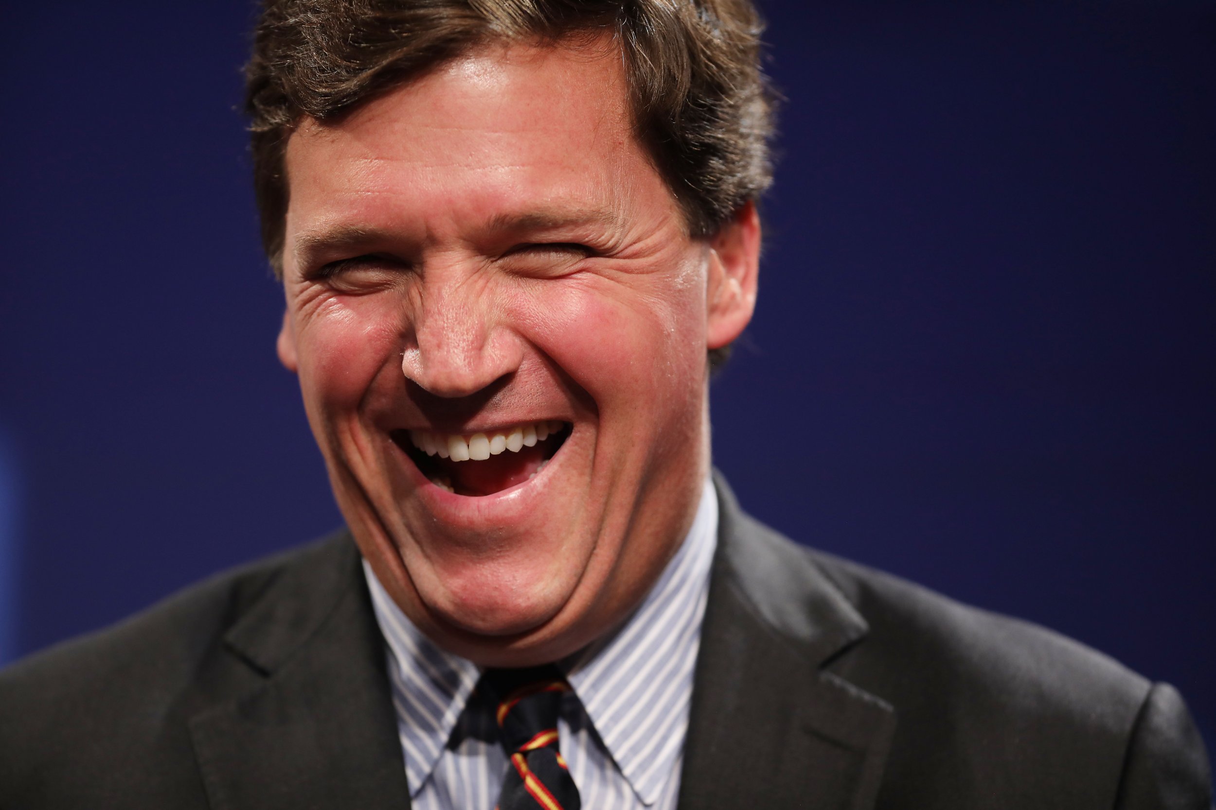 Video Tucker Carlson Loses His Cool While Interviewing Smiling Official From Hostile Power