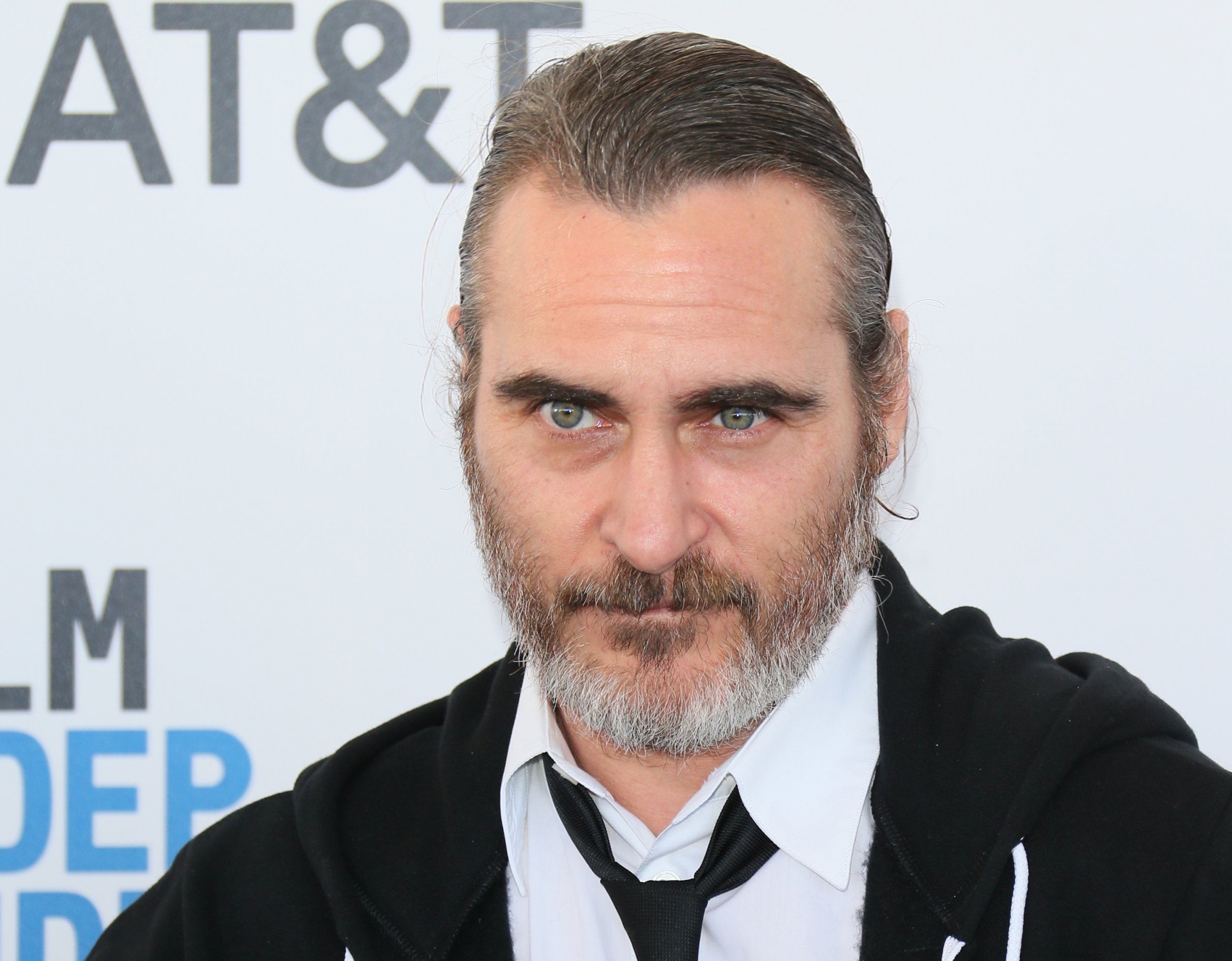 Хоакин феникс фото. Хоакин Феникс. Хоакин Феникс с щетиной. Joaquin Phoenix с бородой. Хоакин Феникс с длинными волосами.