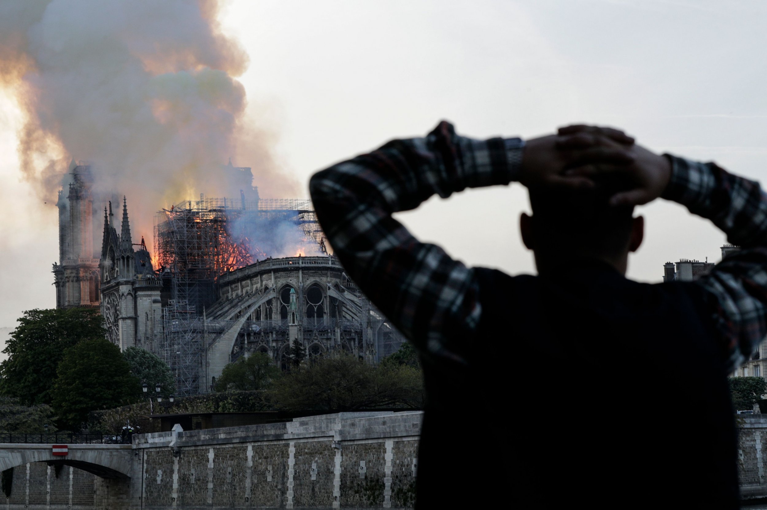 notre dame fire man hand on head