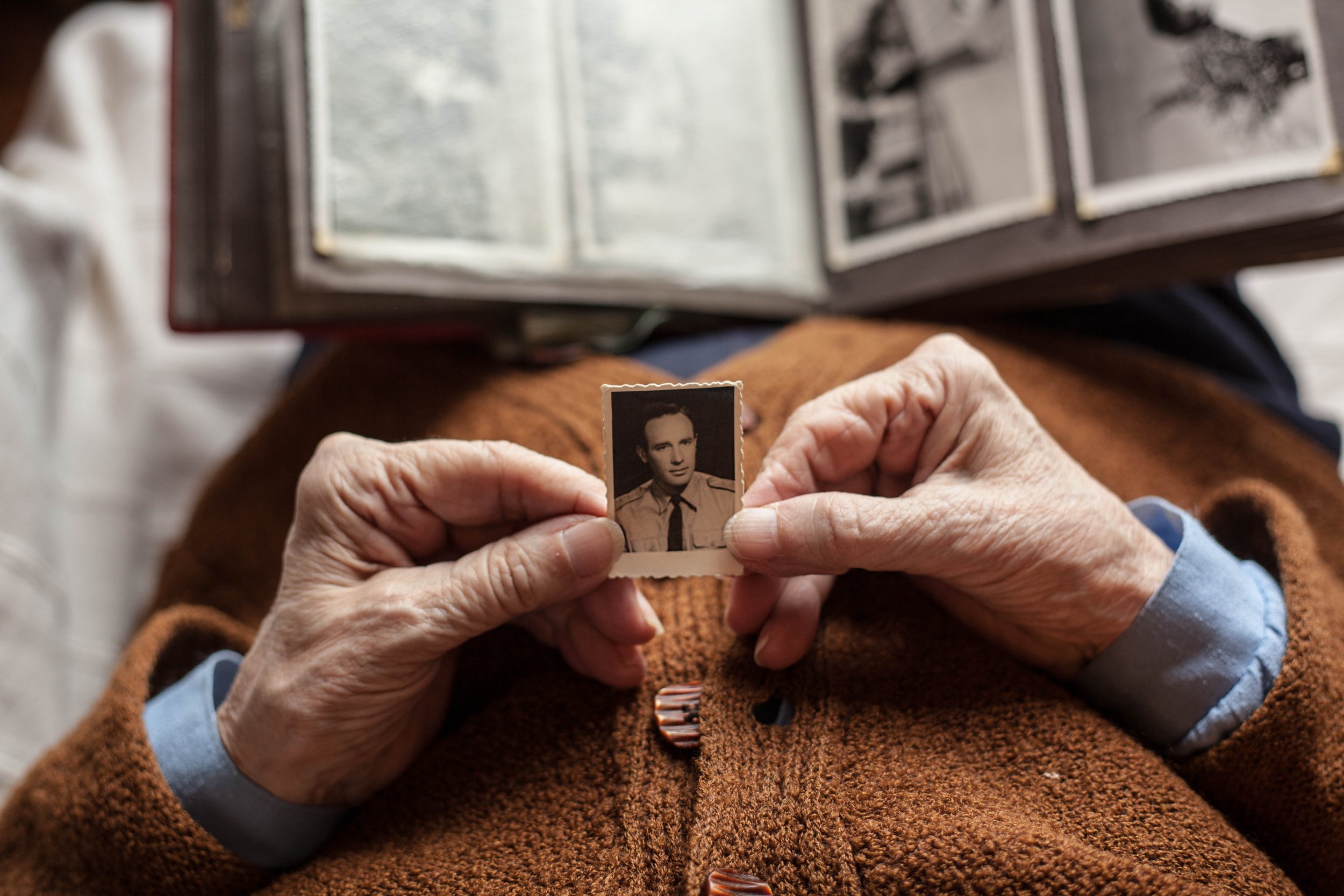 elderly old person photograph memory alzheimers' dementia