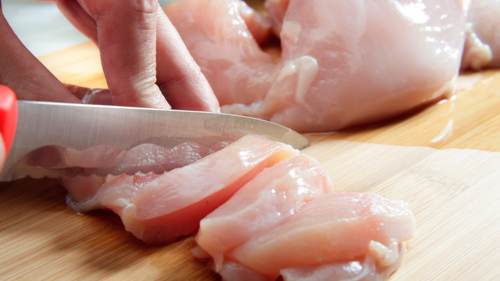 The CDC Said You Shouldn't Wash Raw Chicken, Dividing the Internet