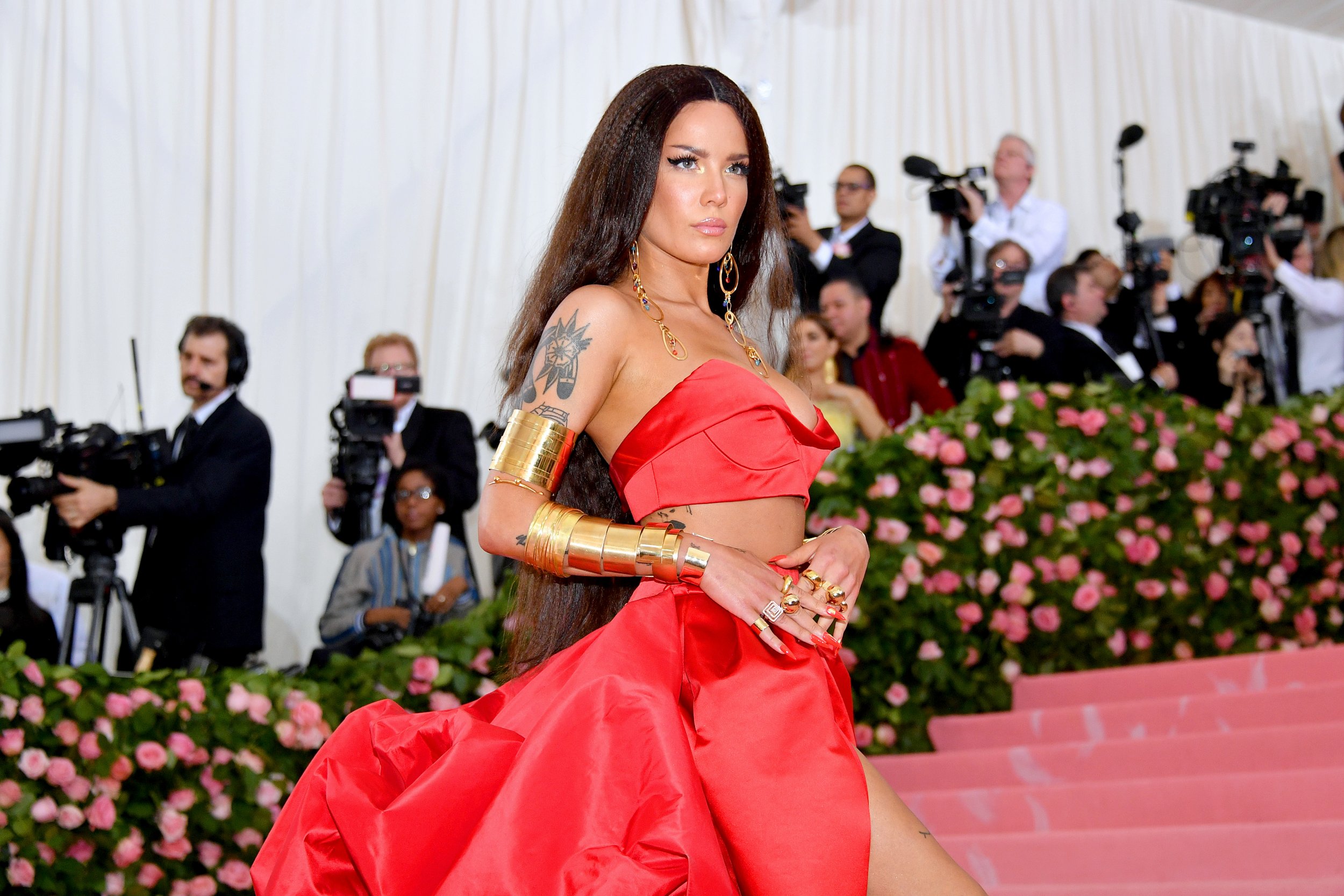 Gala tsym. Halsey met Gala 2019. Met Gala ужин. Gala MV. Официальный ужин met Gala.