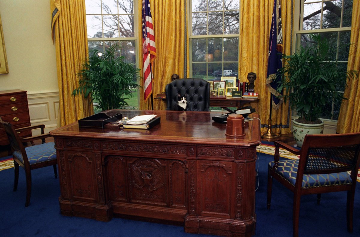 Queen Victoria, Oval Office Desk