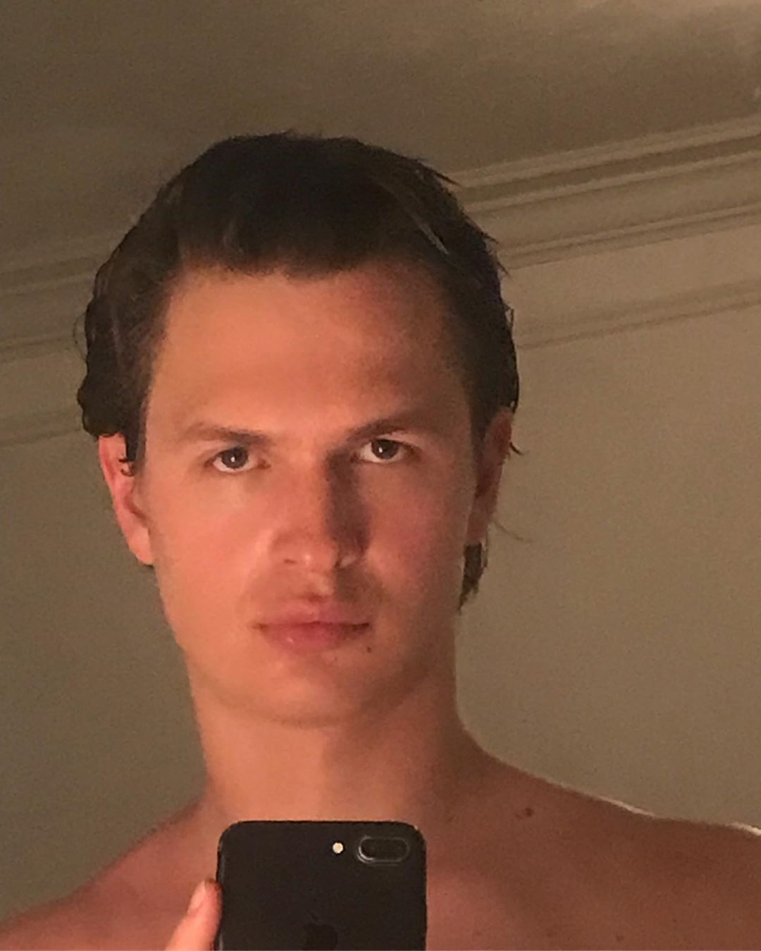 ansel-elgort-selfie