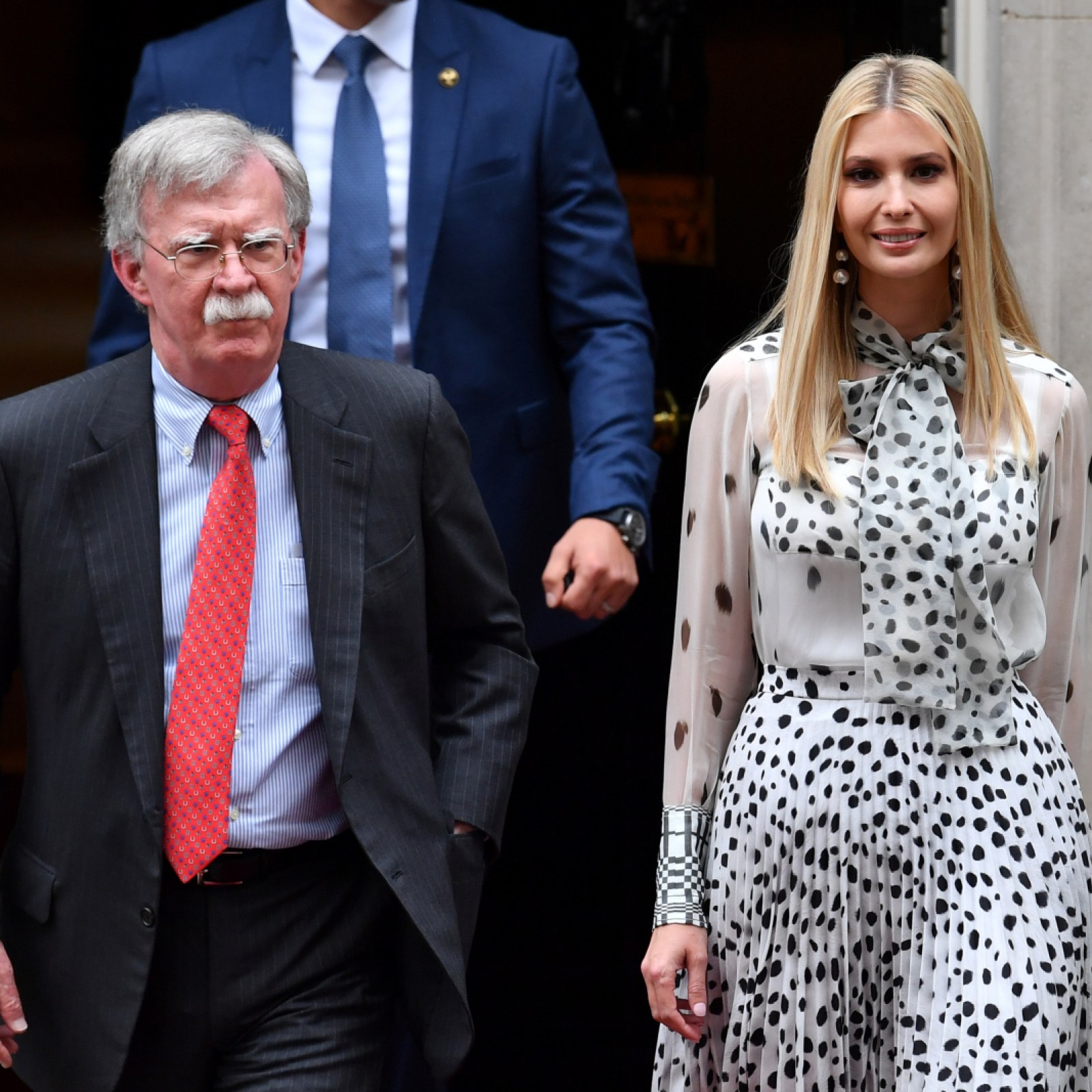 Video Ivanka And Donald Trump Booed By Protesters In London While Leaving 10 Downing Street