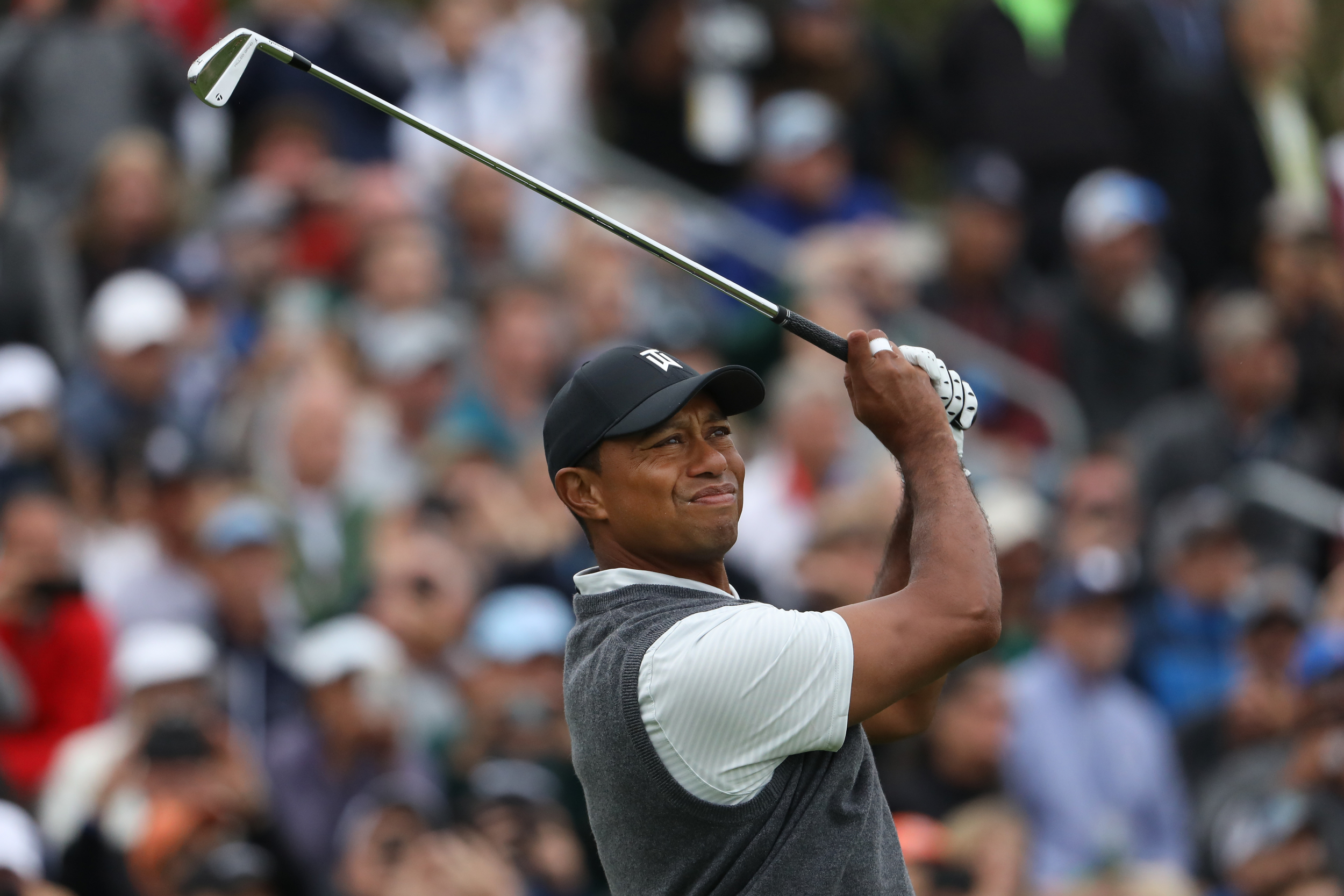 tiger woods tee time friday round 2