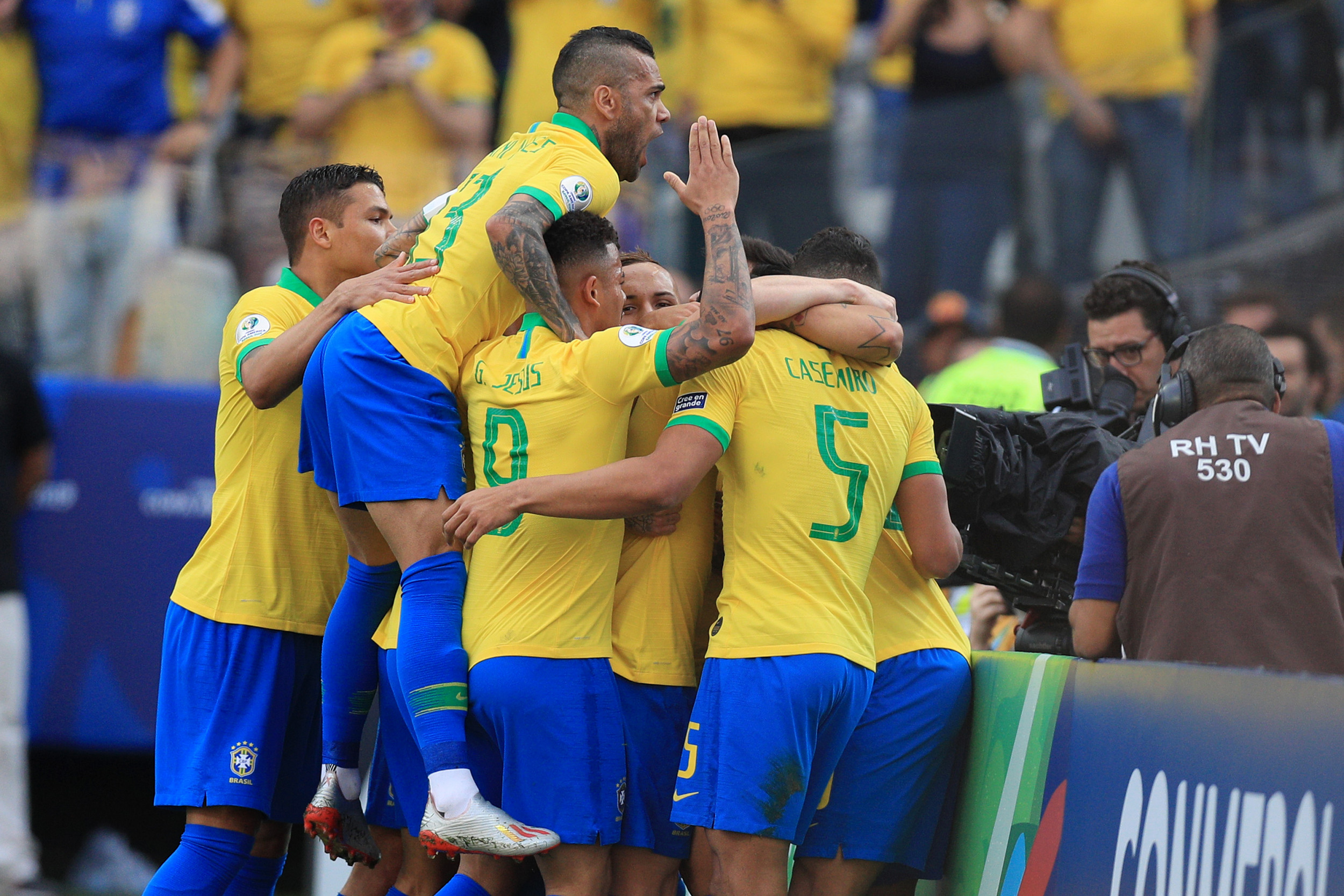 Luis Suárez scores twice for Gremio at the Maracanã, next stop