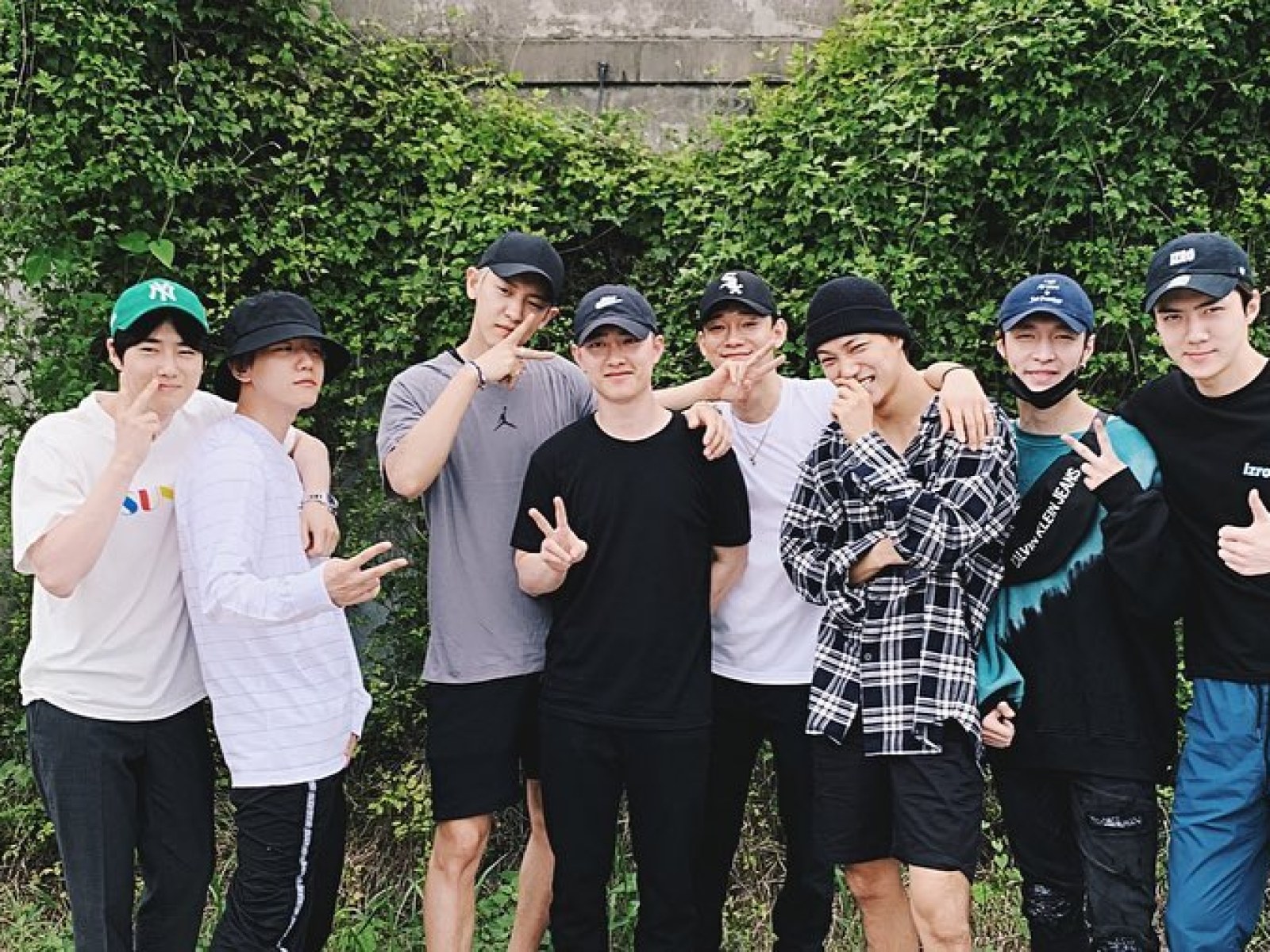Fans Delighted After K Pop Star Zhang Yixing Joins Exo To See Off Doh Kyung Soo Before Military Enlistment