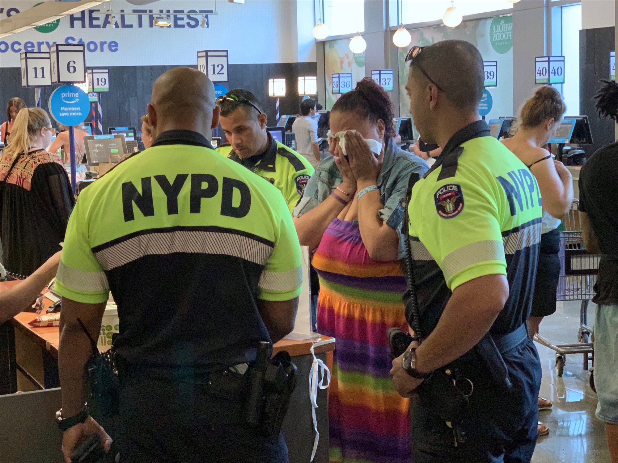 Nypd Officers Pay For Accused Shoplifters Groceries Rather Than Arrest Her Newsweek 