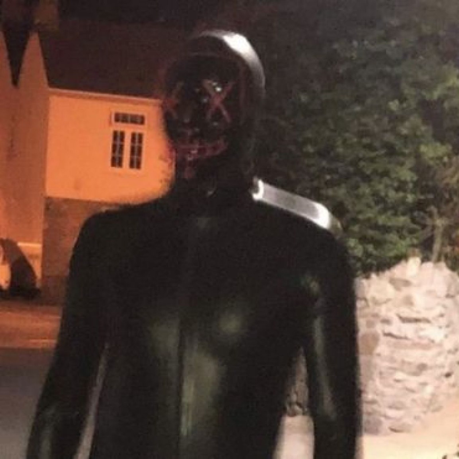Beringstraat Handvest Airco Man In Rubber 'Gimp' Suit Terrorizes Small English Town