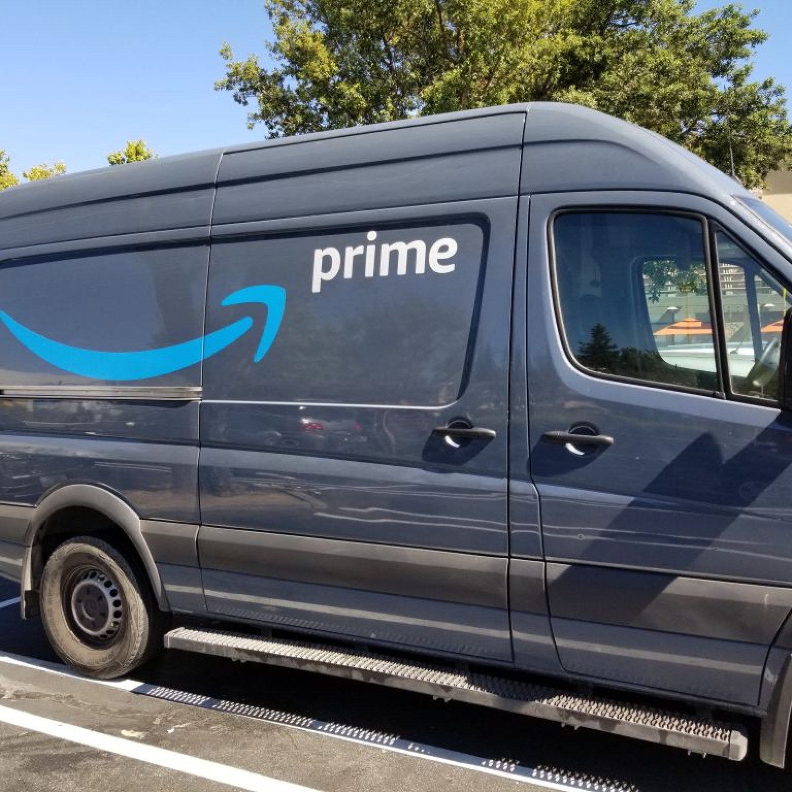Video Amazon Delivery Van Gets Towed From Virginia Apartment Complex In 1 Minute