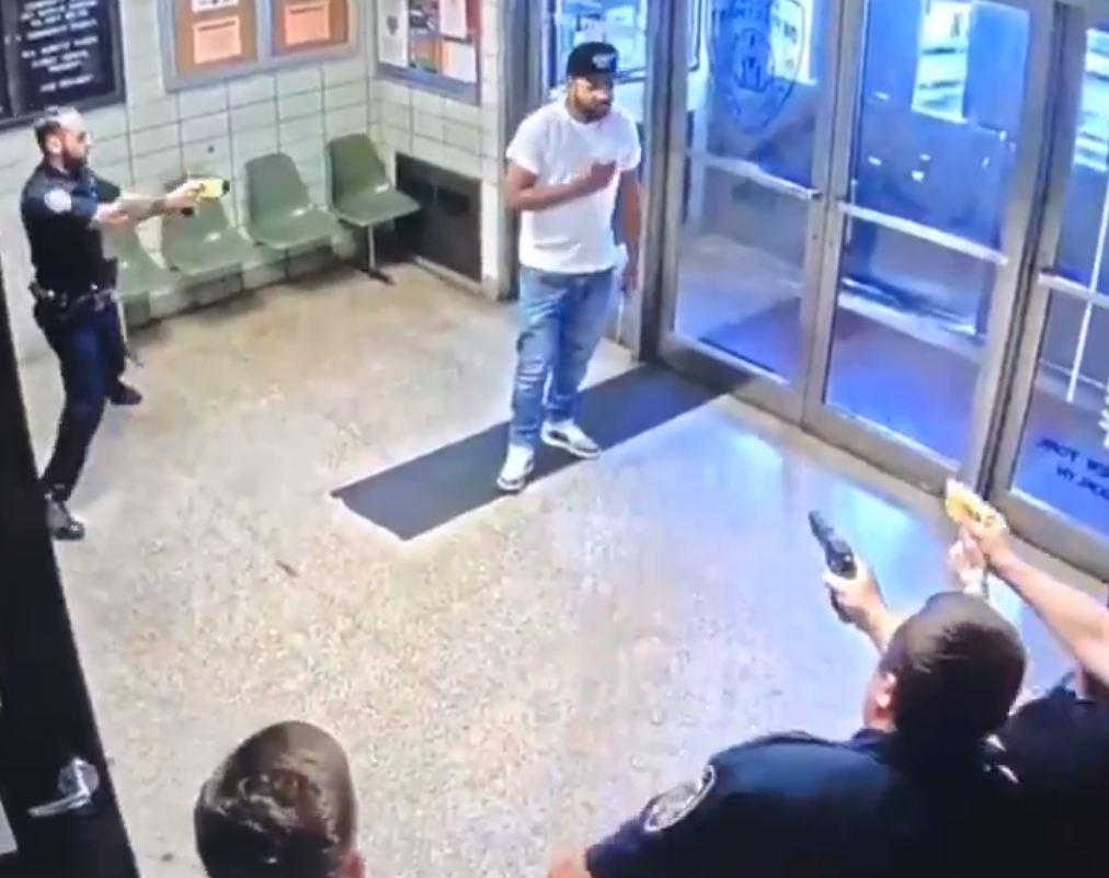 Video: Knife-Wielding Man Walks Into New York Police Station Begging To ...