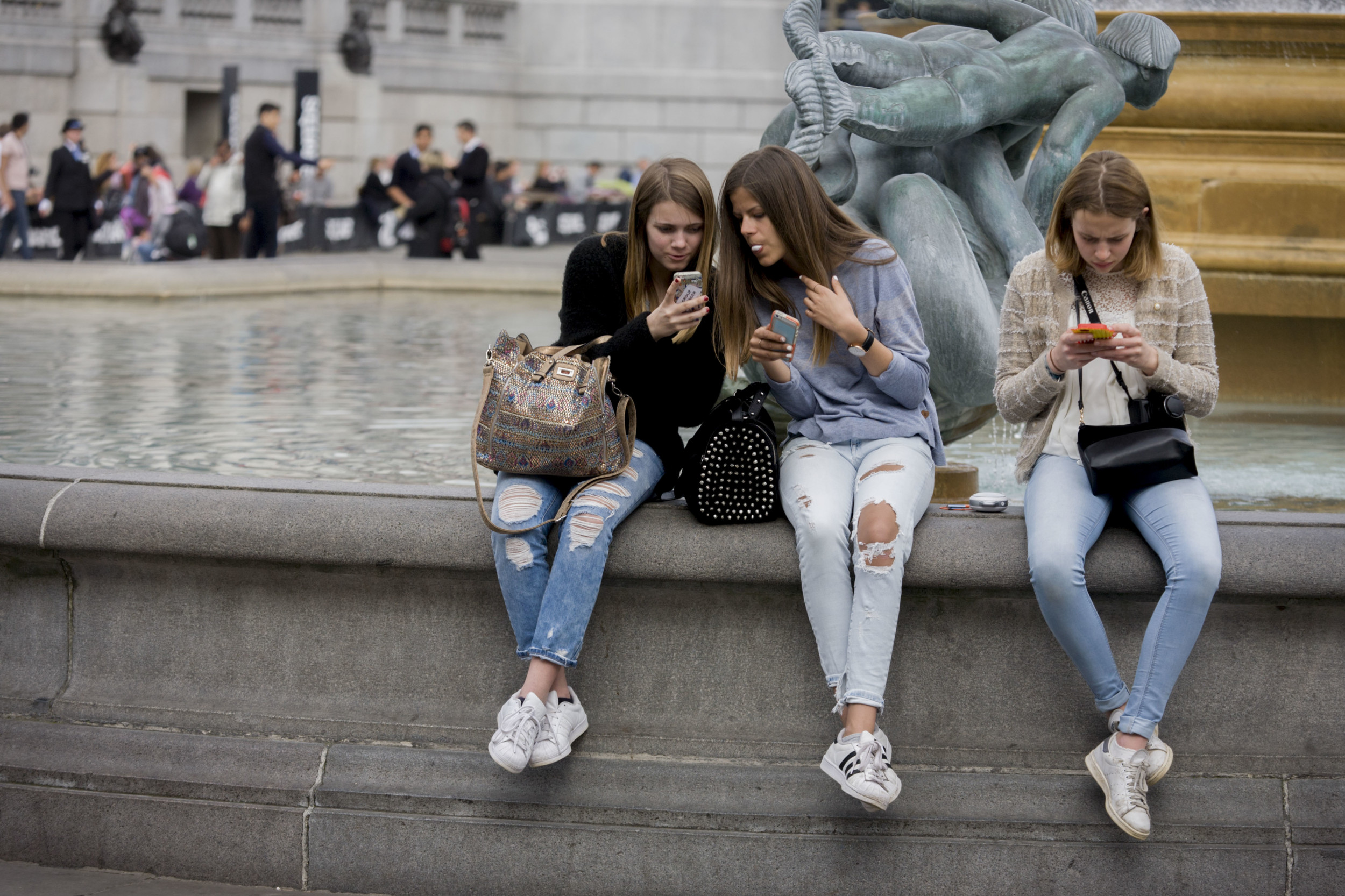 Есть ли современные. Тинейджер стрит. Москва teen. Three teenagers. Костли современные.