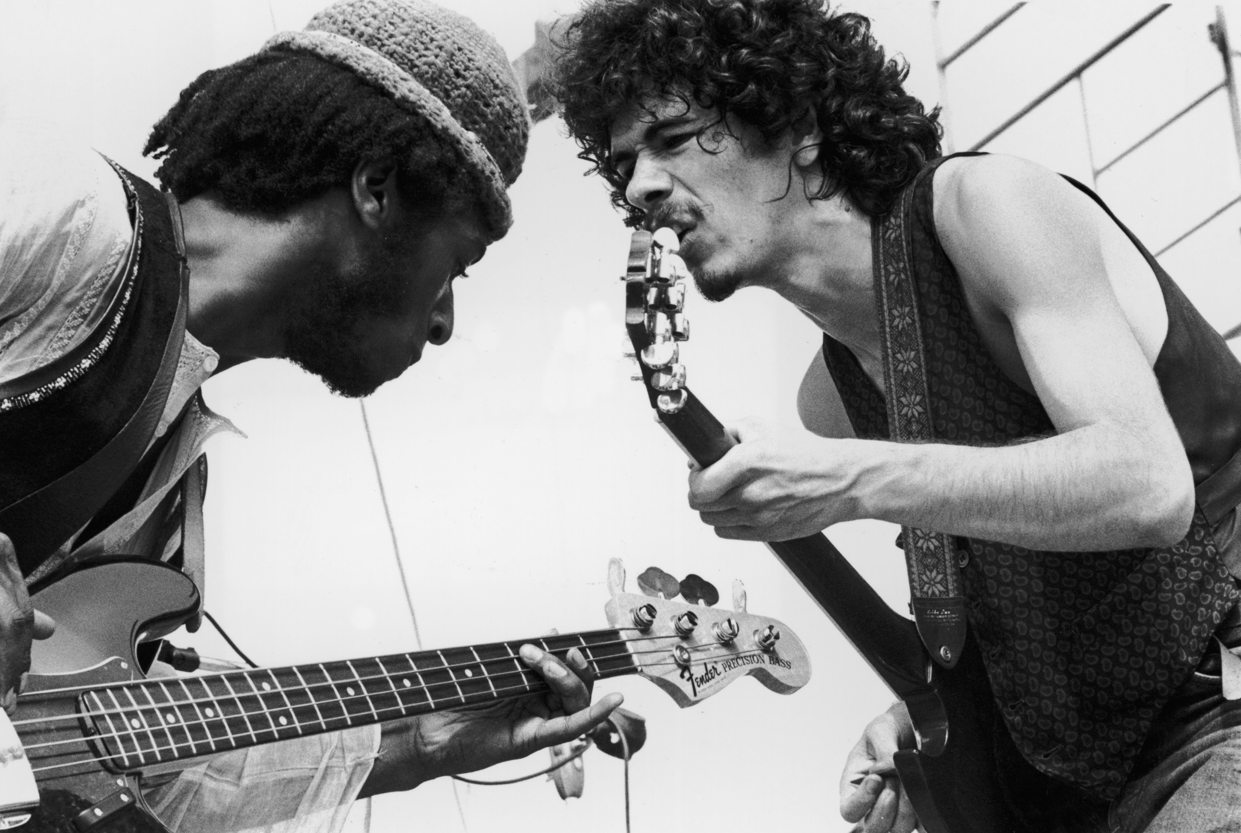 Знаменитые рок песни. Карлос Сантана Вудсток 1969. Santana 1969. Carlos Santana 1969. Карлос Сантана 1969 года.