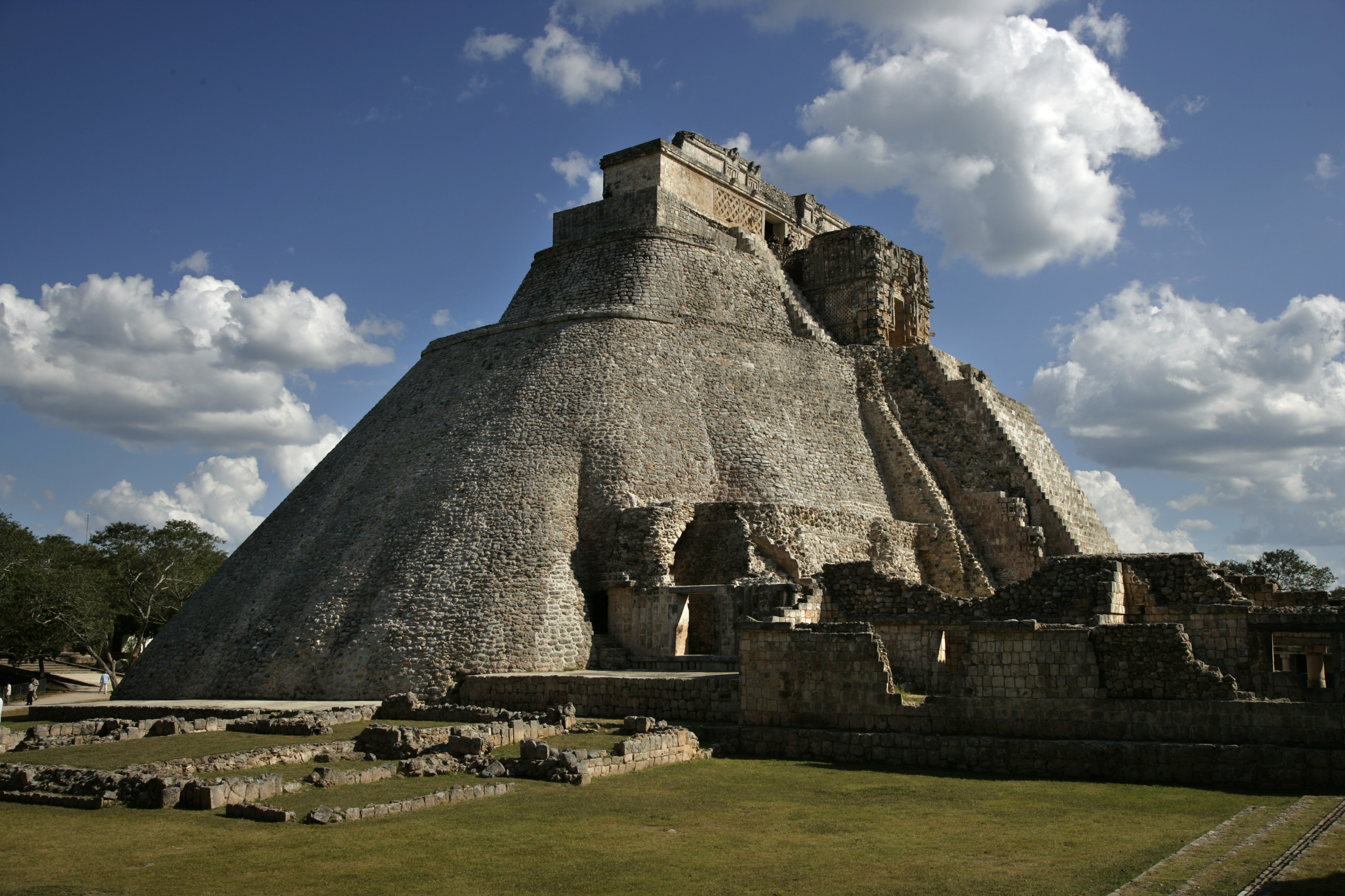 the-ancient-maya-built-a-two-mile-wall-around-this-city-to-protect-the