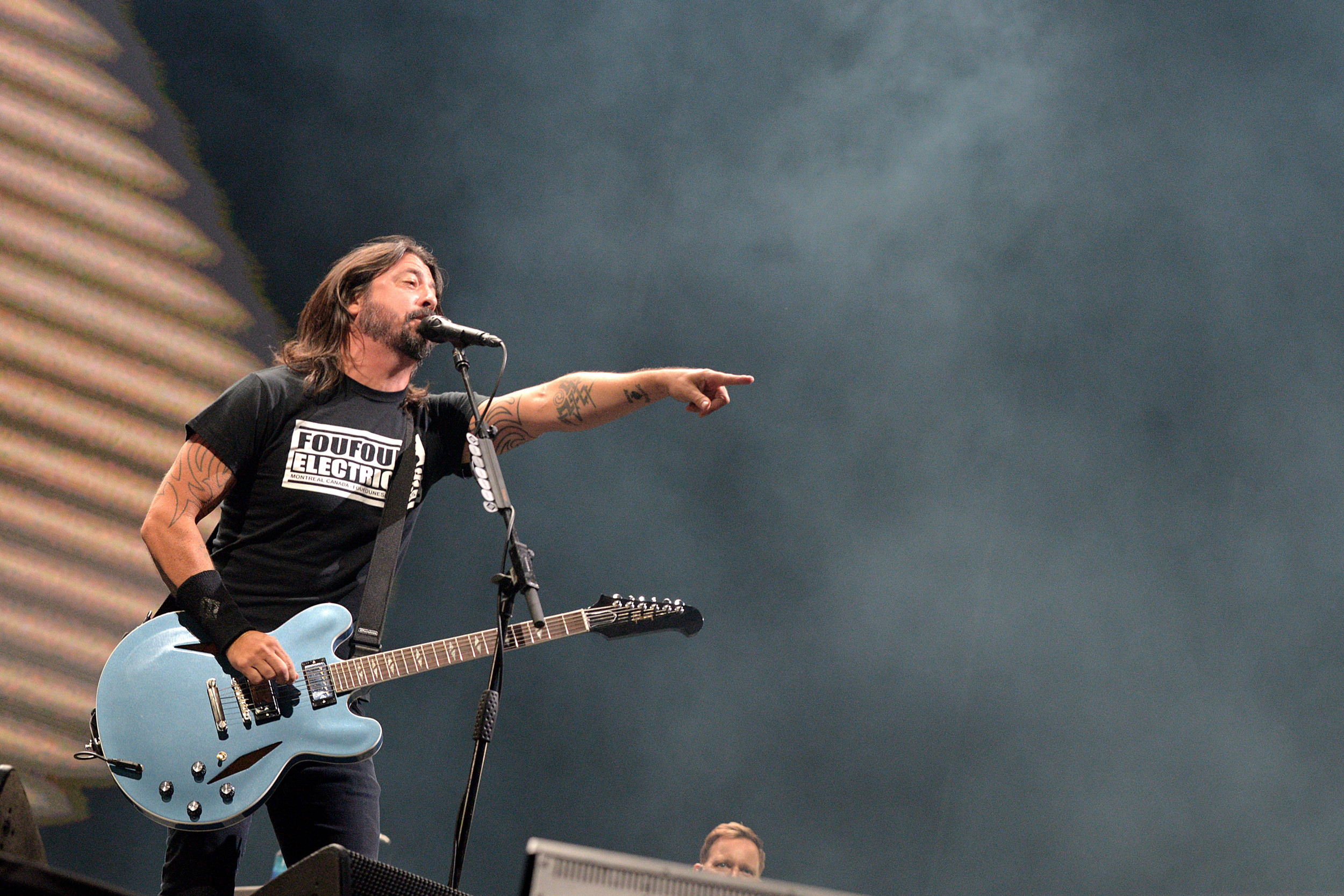 5-year-old Foo Fighters Fan Rocks Out on Stage After He's Invited Up by ...