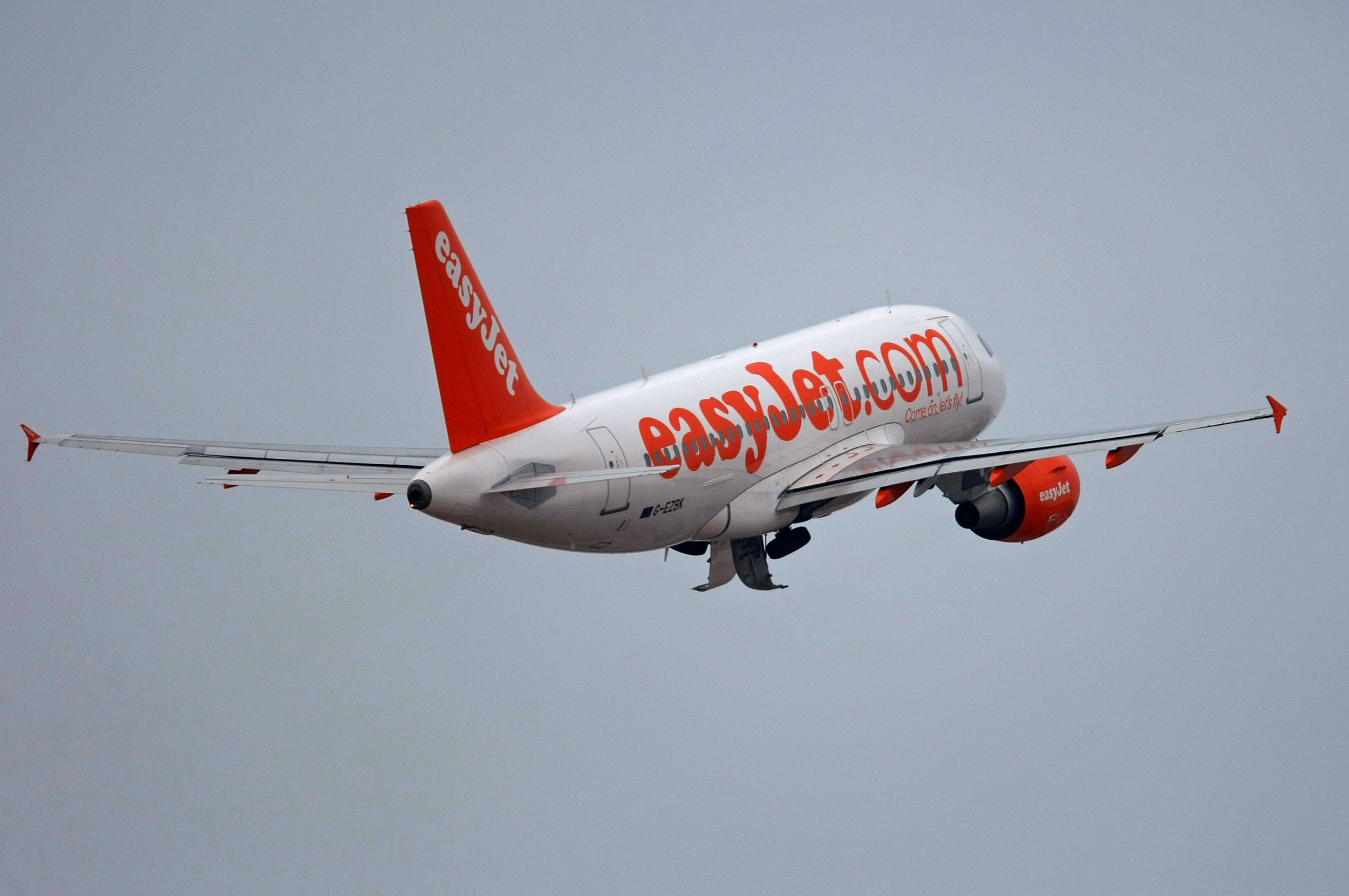 passenger-steps-in-to-fly-plane-after-easyjet-begs-him-to-help-out