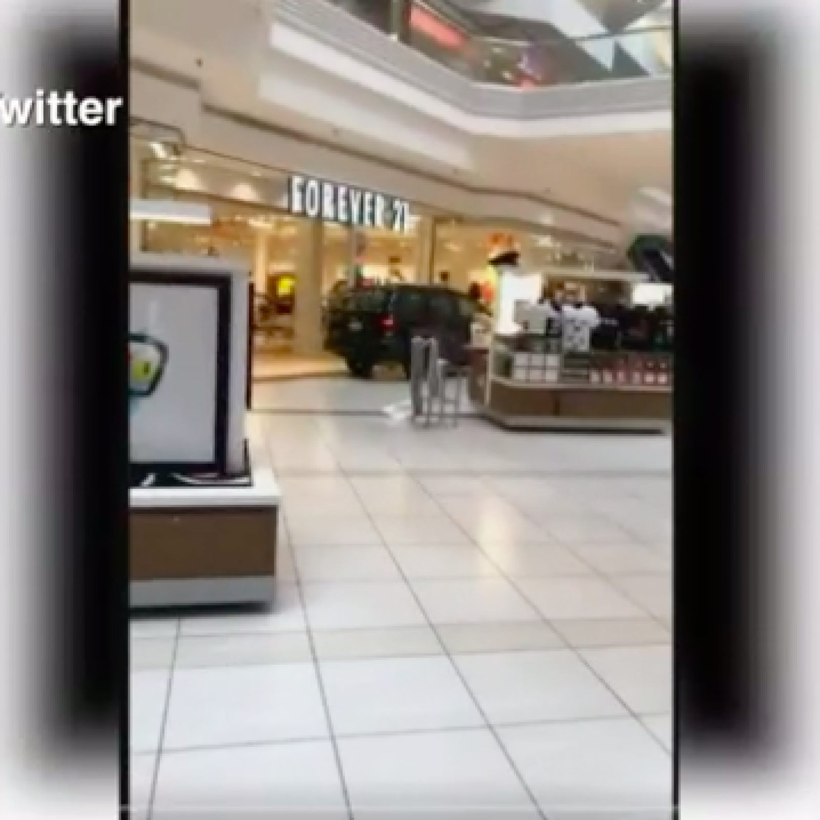 Hollister in best sale woodfield mall