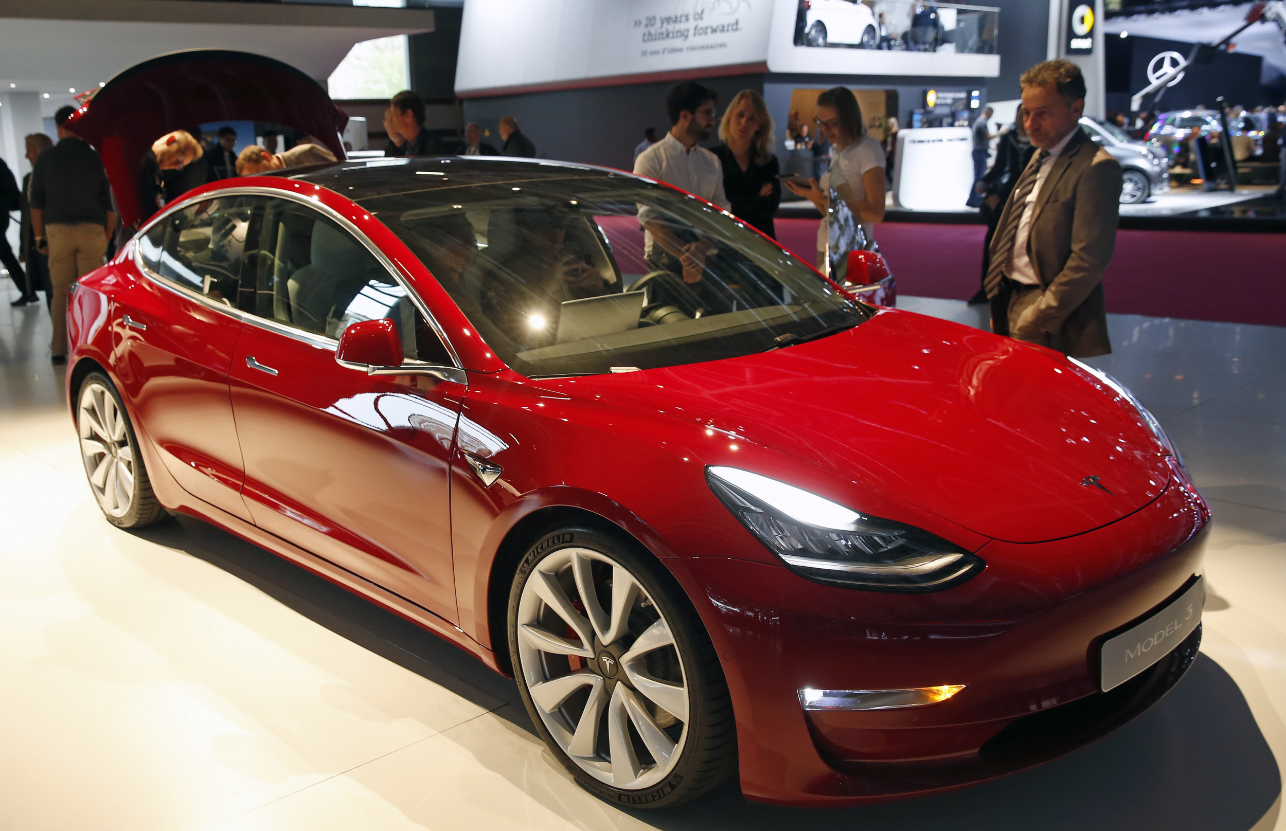 Tesla summon deals feature model 3