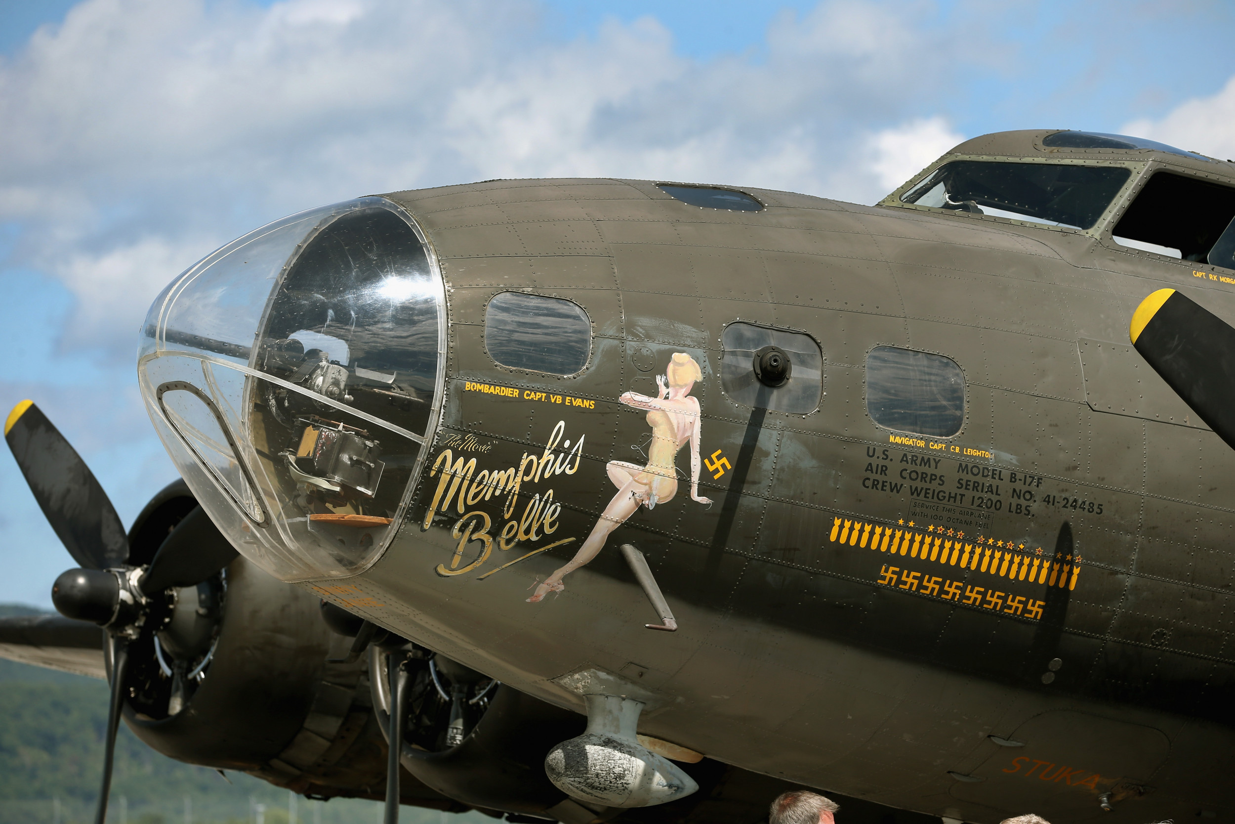 Б17 психологический. B 17 Мемфисская красавица. Boeing b-17 Flying Fortress экипаж. Красавица Мемфиса самолет. Пилот b-17 Memphis Belle.